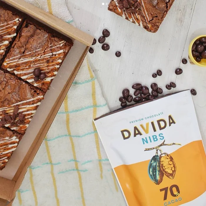DAVIDA Wholesale Gently Roasted Cocoa Nibs Covered with Dark Chocolate 70% Cocoa 100% Premium Colombian Cocoa