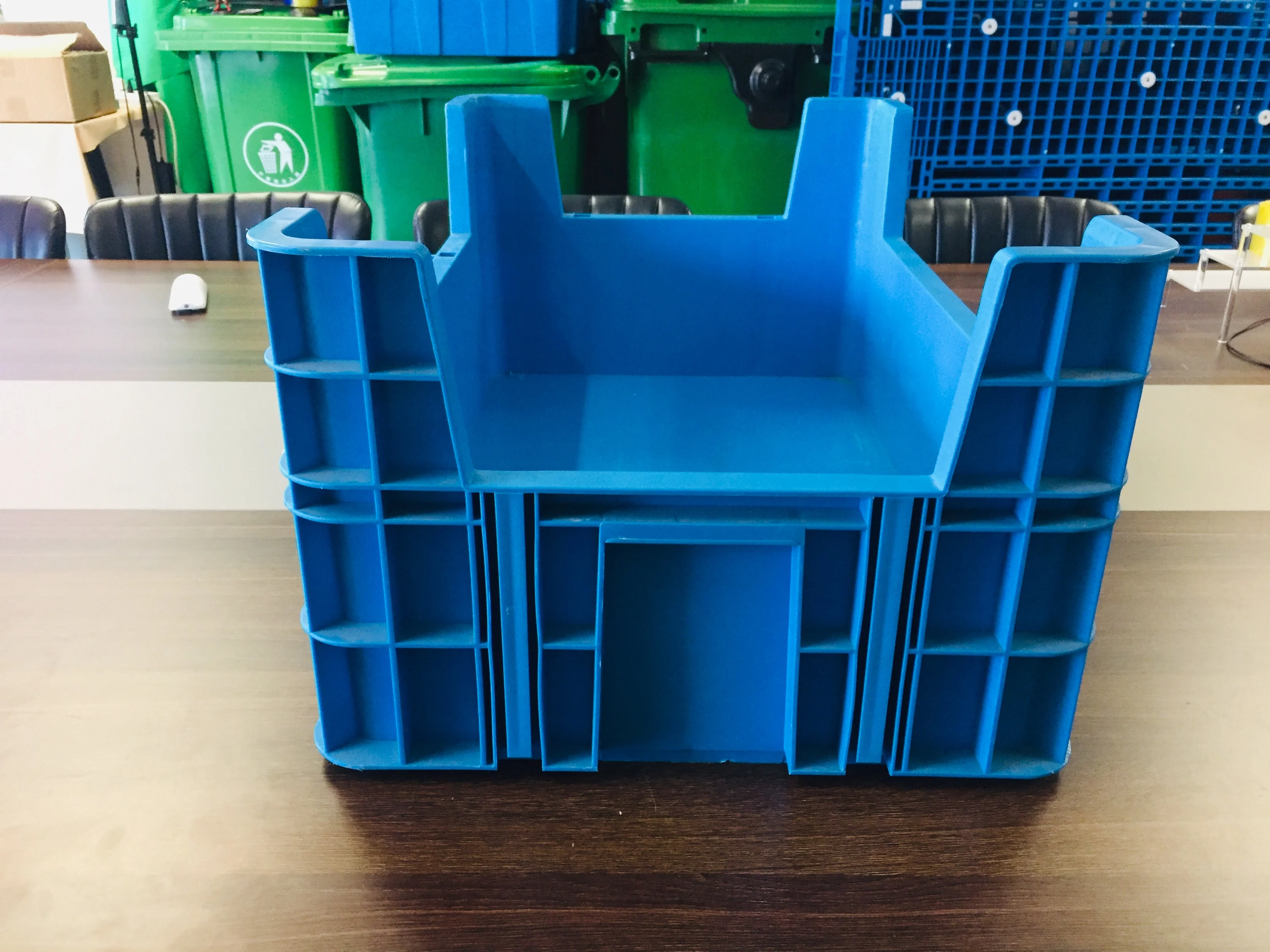 Customized Size  PP Stackable Plastic Box Four Corners Insect Breeding Box Stackable Bin Plastic Tray mealworm breeding tray