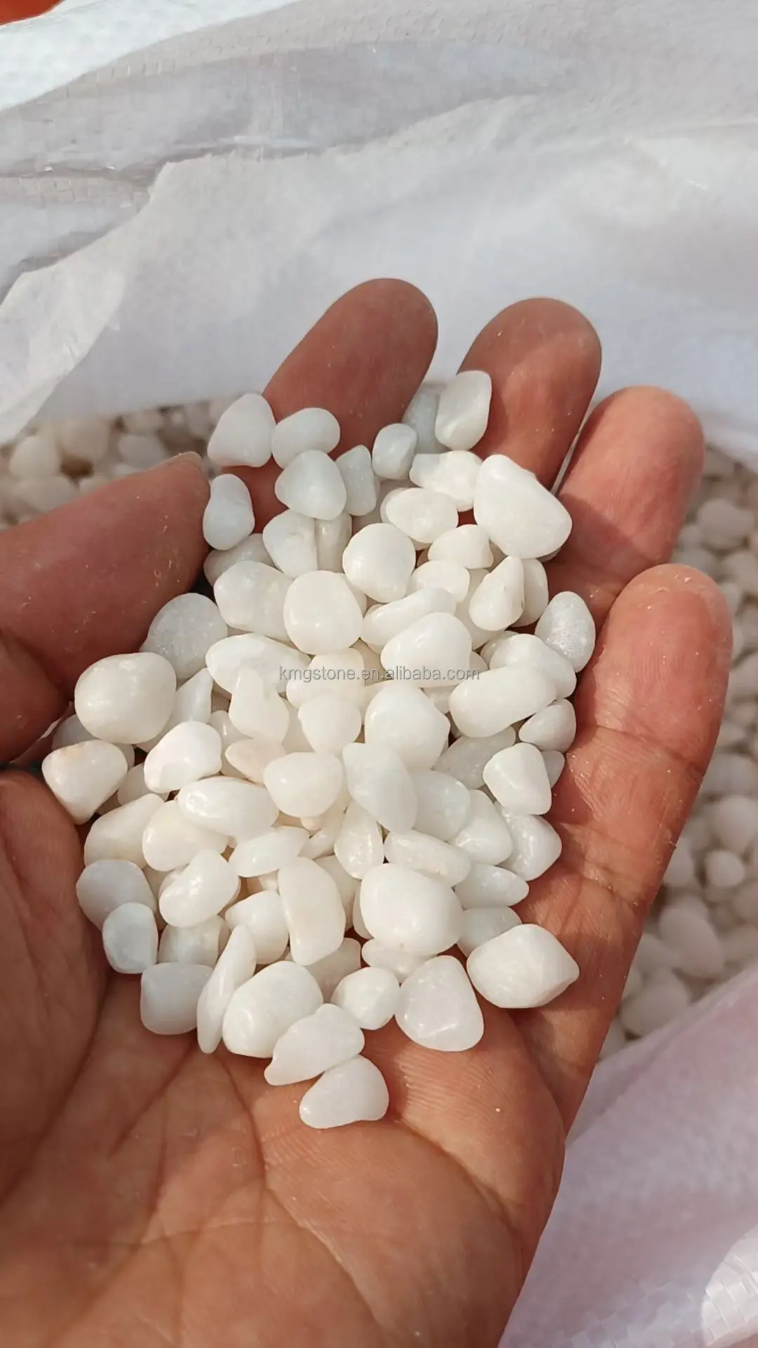 Cheap 20-30mm White Polished Pebbles Snow White Cobble Stones Outdoor Application 1 Tonne Packaged round Shape