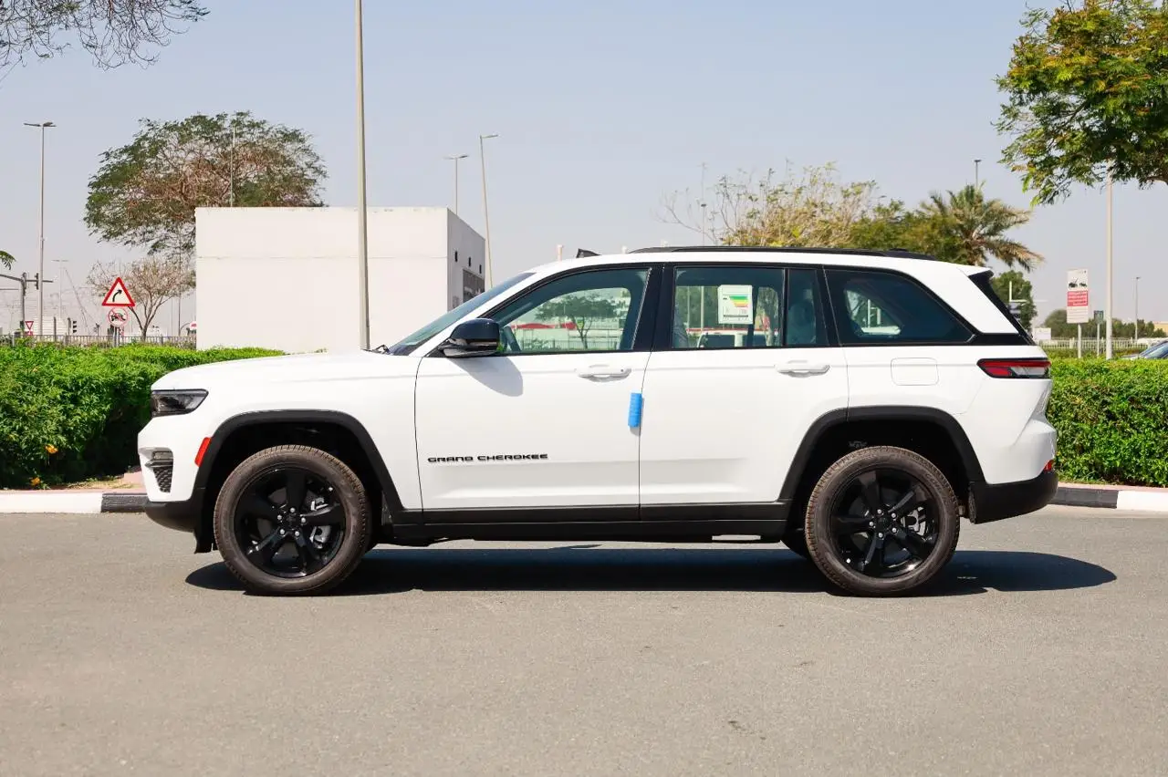 Family Favorite Used Jeep Grand Cherokee Altitude 3.6L SUV 4WD GCC Specs 2023 Model Year