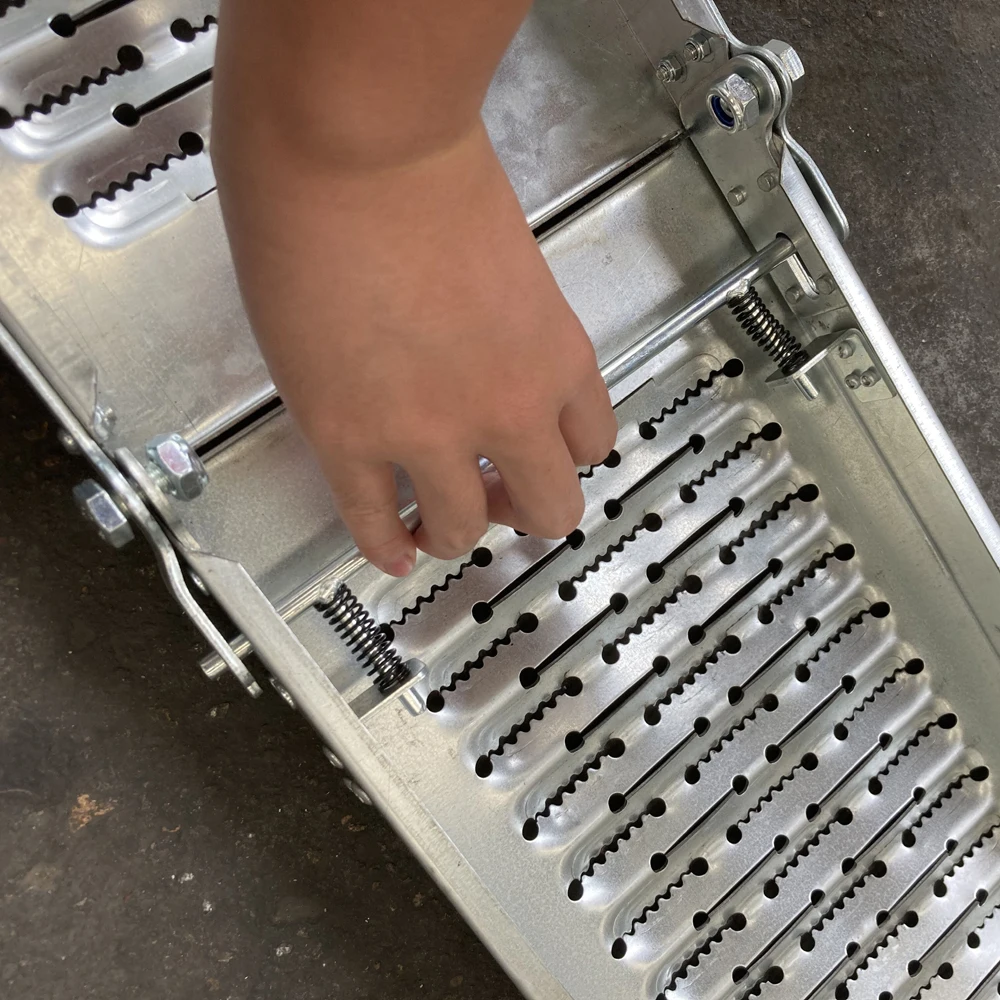 Manual Folding Steel Ramp Silver Truck Loading Galvanize 400kg/pairs Loading Ramps