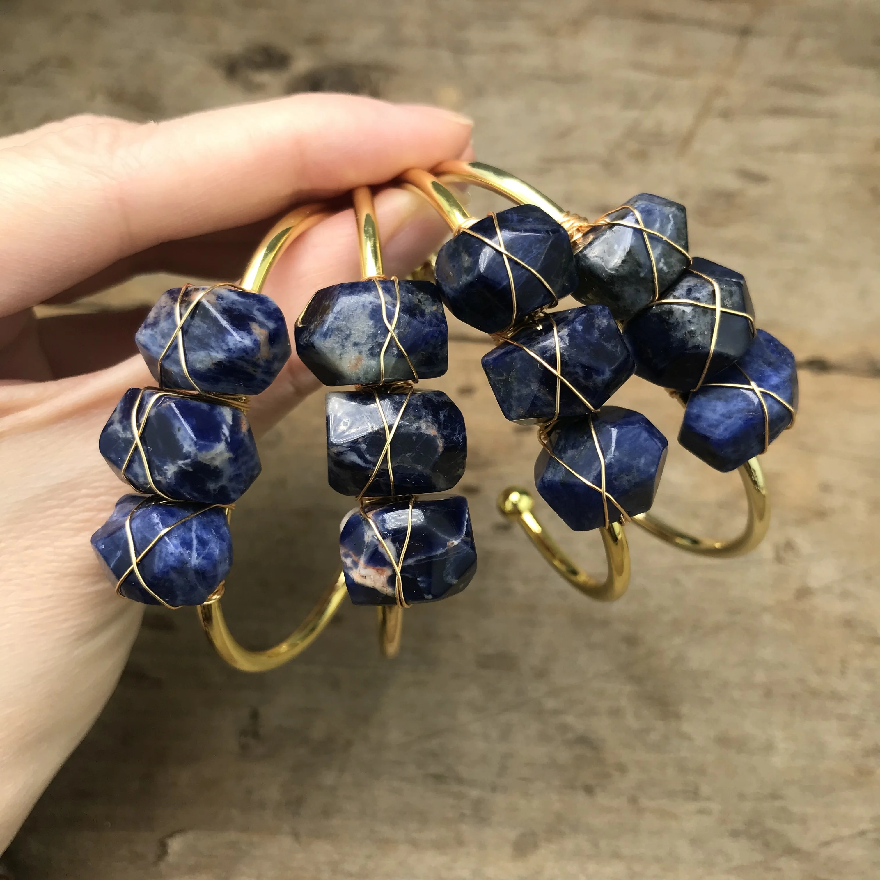 LS-A1177 trendyjewelry содалит из бисера браслеты натурального камня с помощью проволоки ручной работы золотой браслет манжеты дешевая оптовая продажа