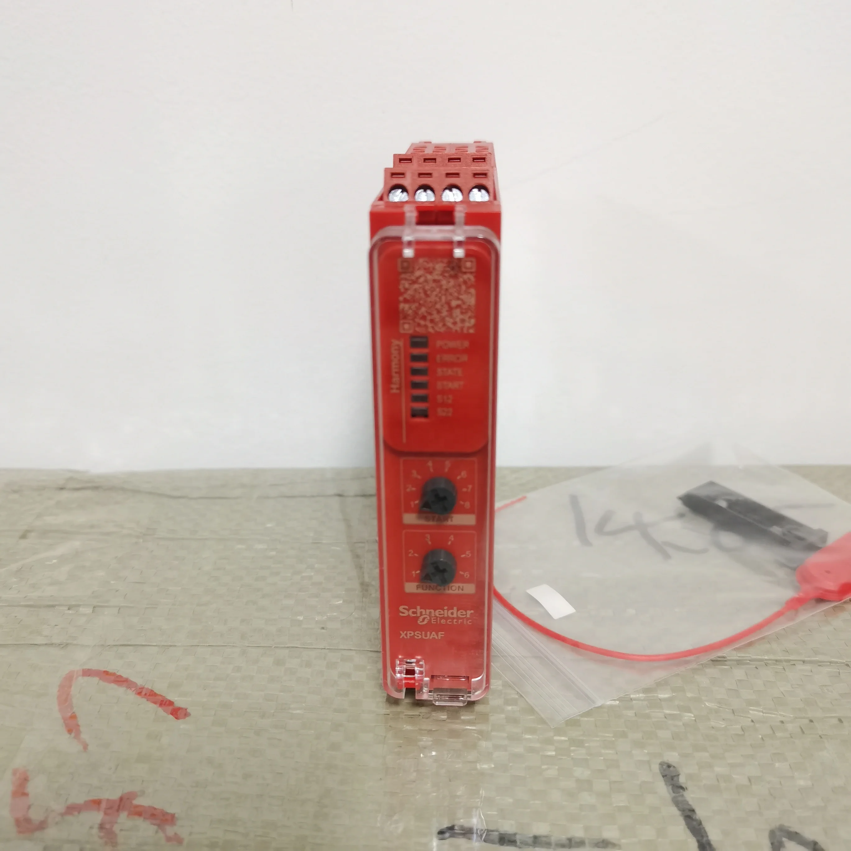 Schneiders Electric Harmony XPS Basic and Universal Safety Modules XPSUAK XPSUAF XPSUAF13AP PLC Safety Module