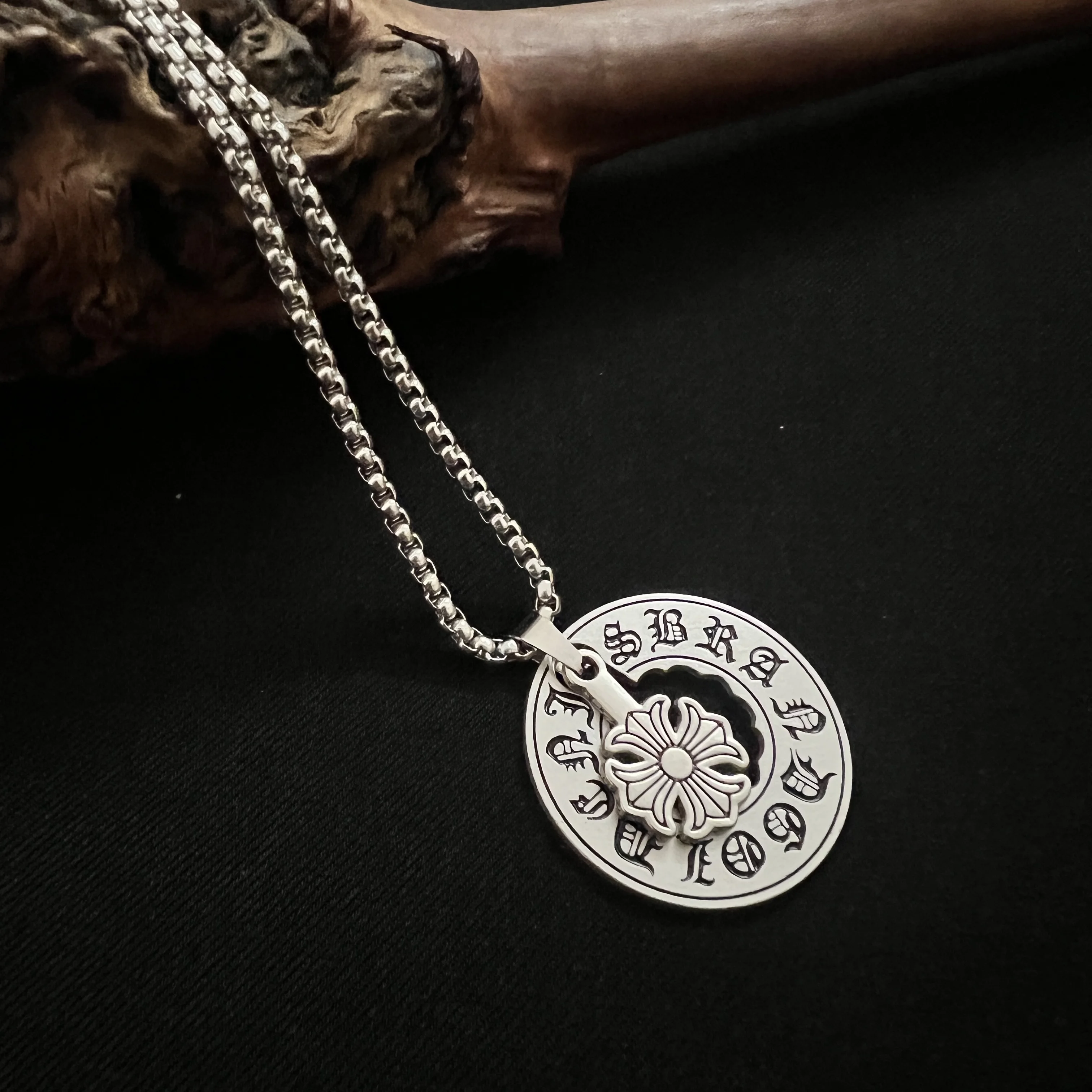 Custom Hot Silver Unisex Round Cross Necklace Stainless Steel Clothing Chains Trendy Alloy Party Casual Gift Hip-hop Accessories