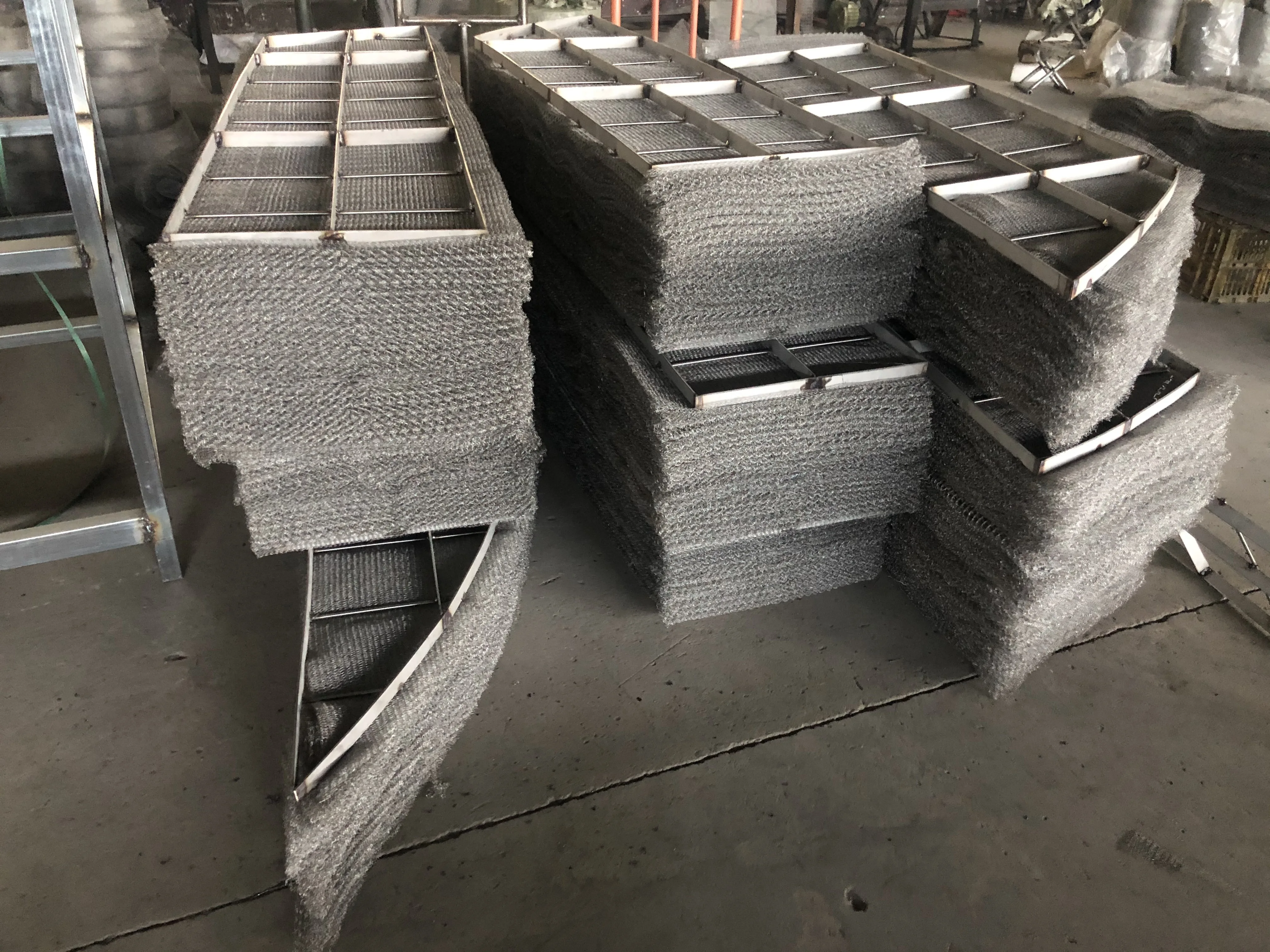 Steam filtering desulfurization demister coalescers mesh pads