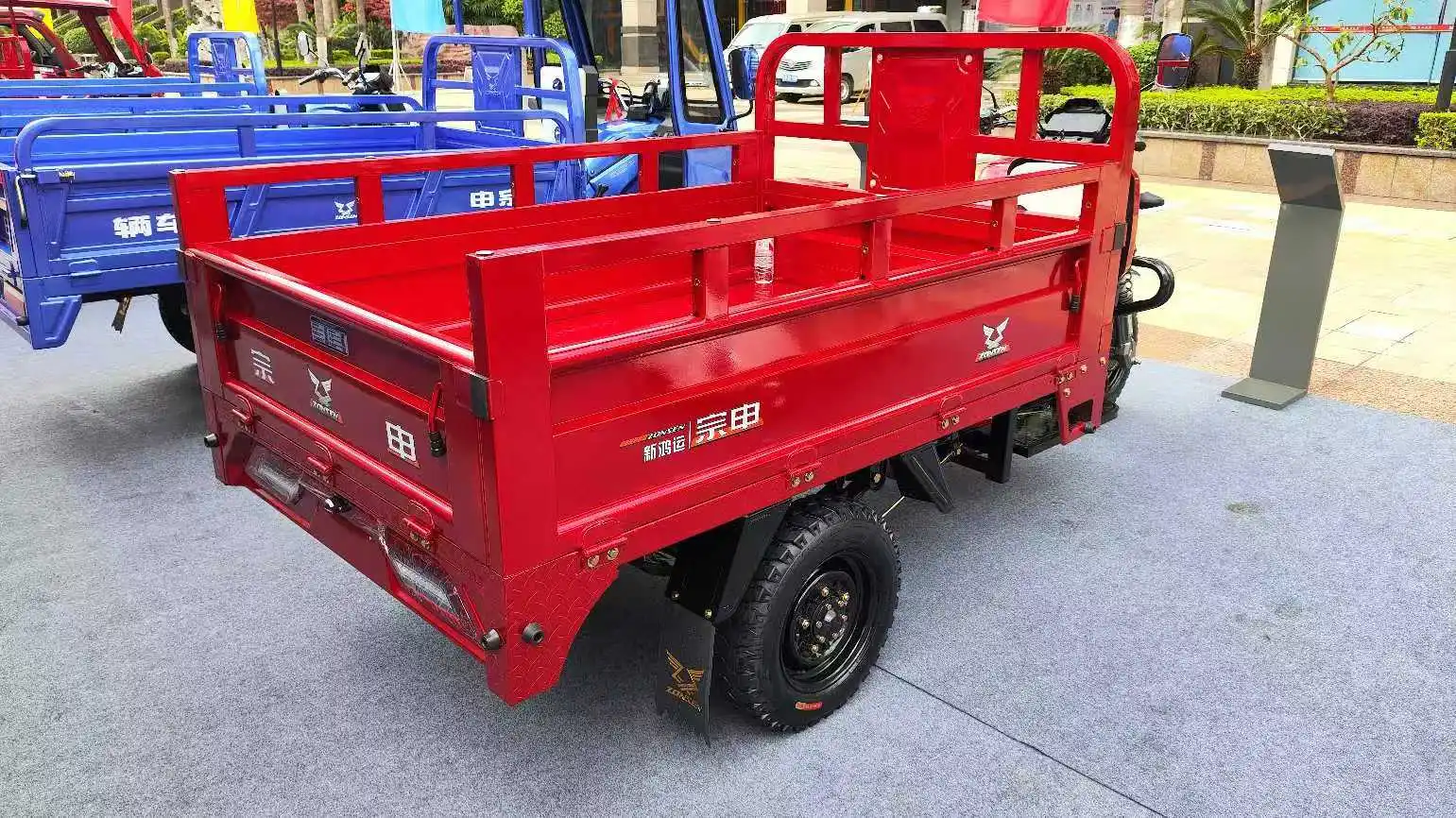 2024 New Style Tricycle Moto Cargo 300cc Wheel Loader Rikshaw Gas Farm Vehicle