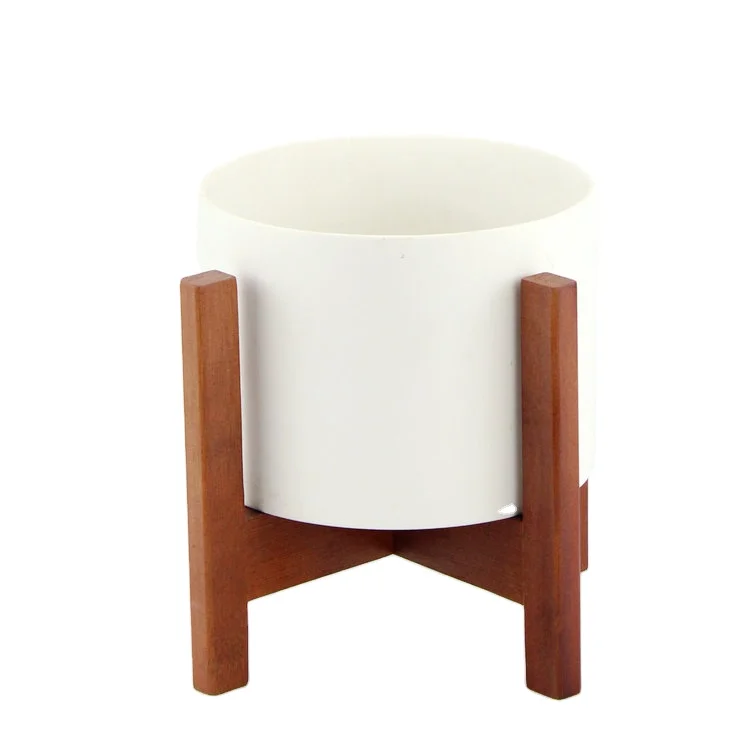 Белые цилиндрические керамические горшки для растений с бамбуковой подставкой