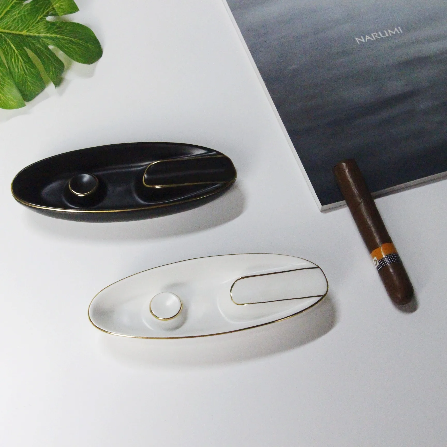 Ceramic Ashtray Custom Logo white Pocket Elegant Single Cigar Holder  For shop home Portable Boat Shape Design