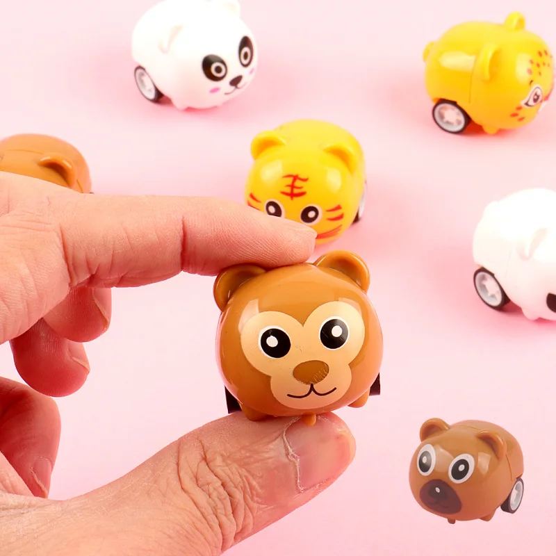 Игрушечный автомобиль с мультяшным дизайном