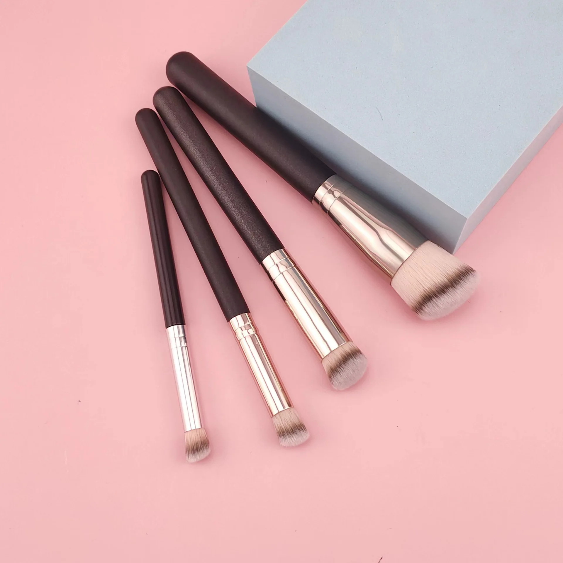 Hot Sale Foundation Single Makeup Brush Round Foundation Concealer Brush Custom Logo