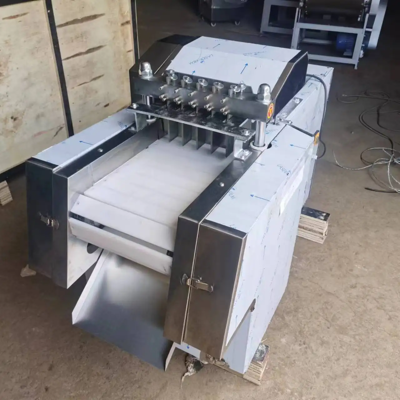 Factory Selling Price Operation Commercial Automatic Frozen Fish Meat Cube Cutting Chicken Machine