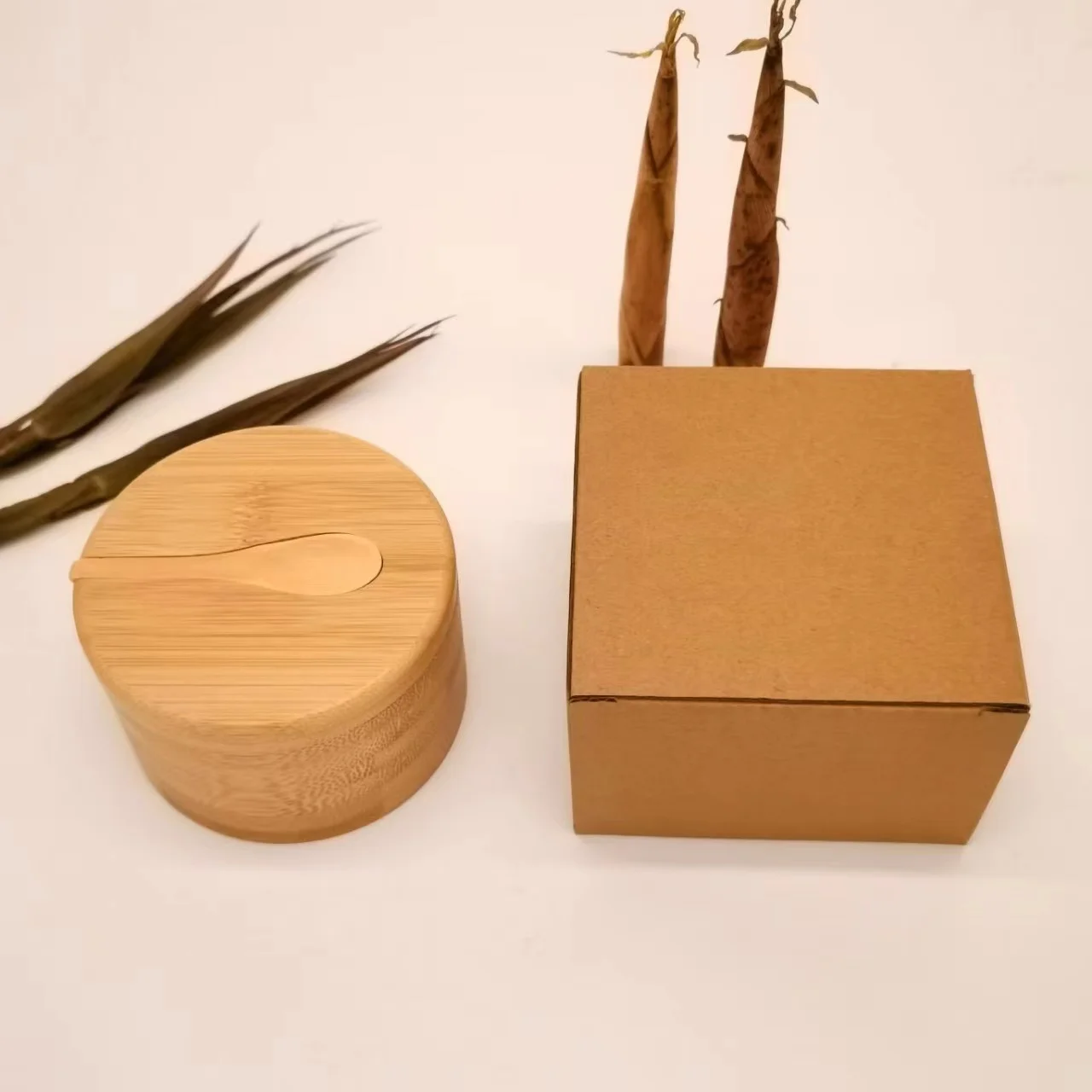 Kitchen elegant spice box bamboo condiment jars with spoon smart lid  easy to twist and close firmly seasoning jar