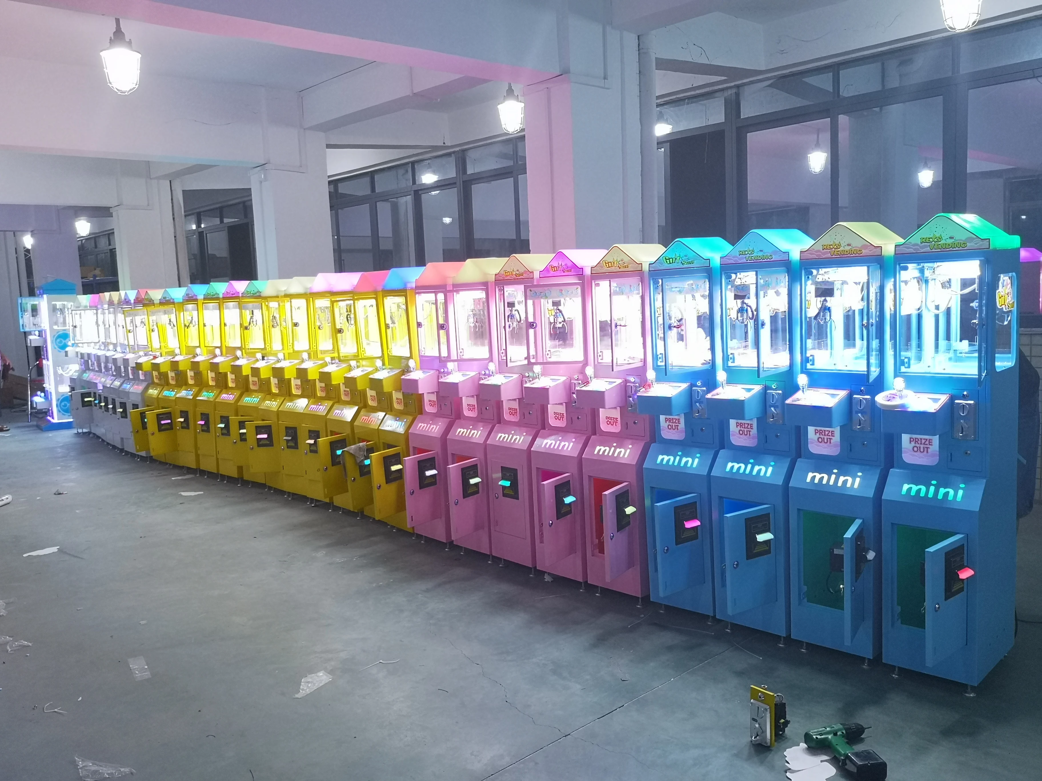 Lifun Coin Operated Small Claw Machine Mini Doll Crane Machine with Cash Bill Acceptor for USA Market