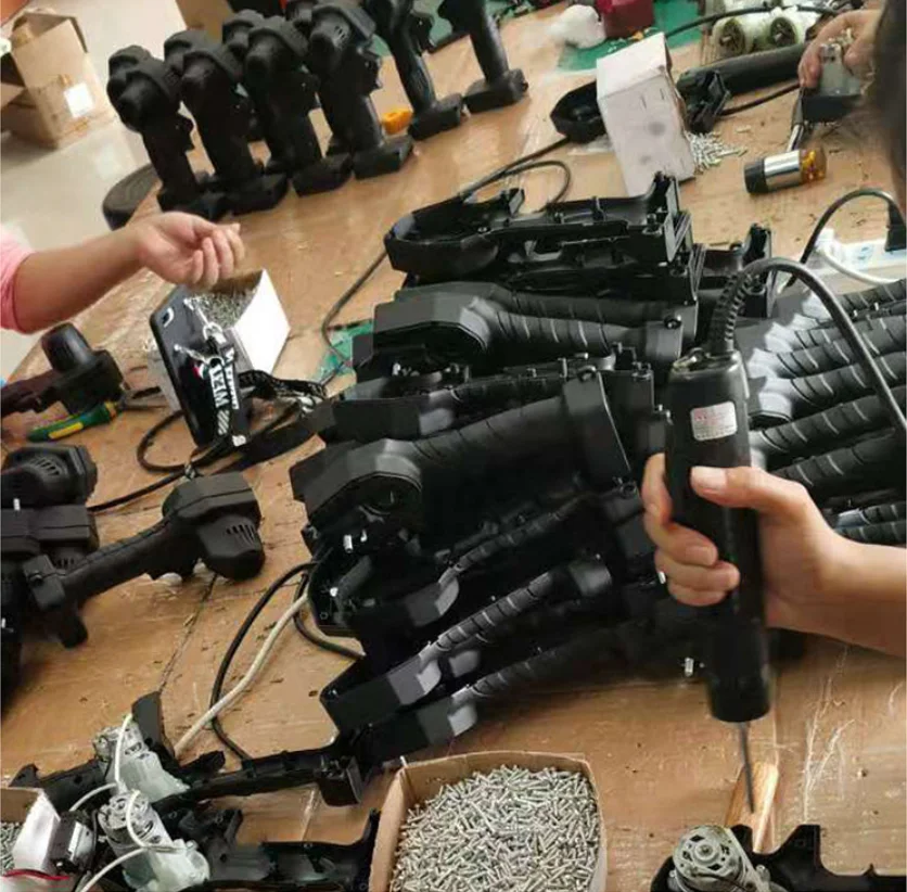 Hot sale in 2023 Handheld mini 4 inch electric chain saw rechargeable chainsaw felling tree felling household small motosierra