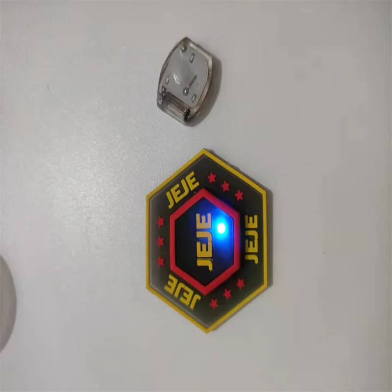 Оптовая продажа, мягкие пластиковые Мультяшные значки, используемые на одежде и обуви со светодиодной подсветкой