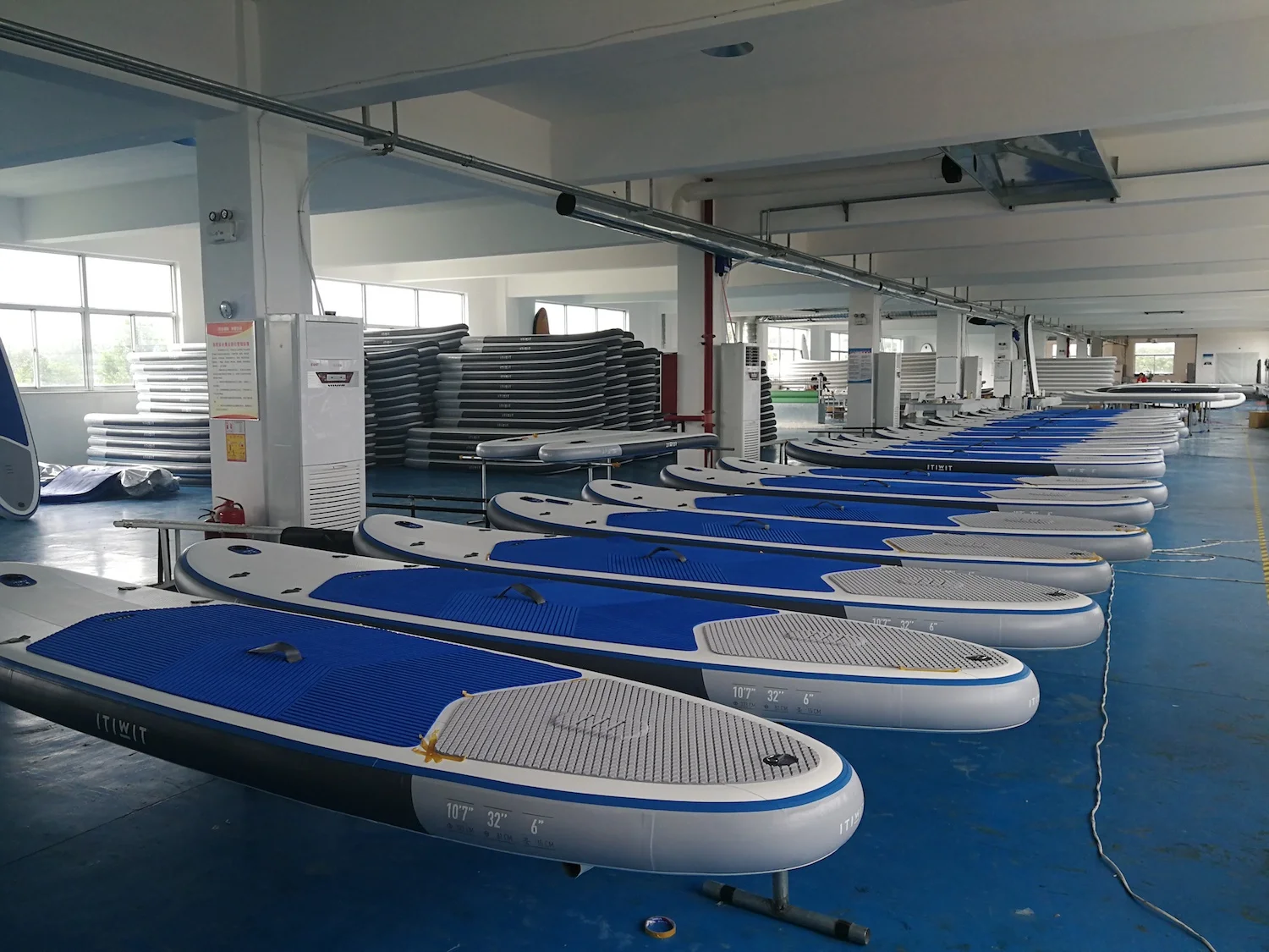 OEM New Design  Stand Up Paddle Boards Hot Sale Customized Inflatable Paddle Boards ISUP Surfing Boards