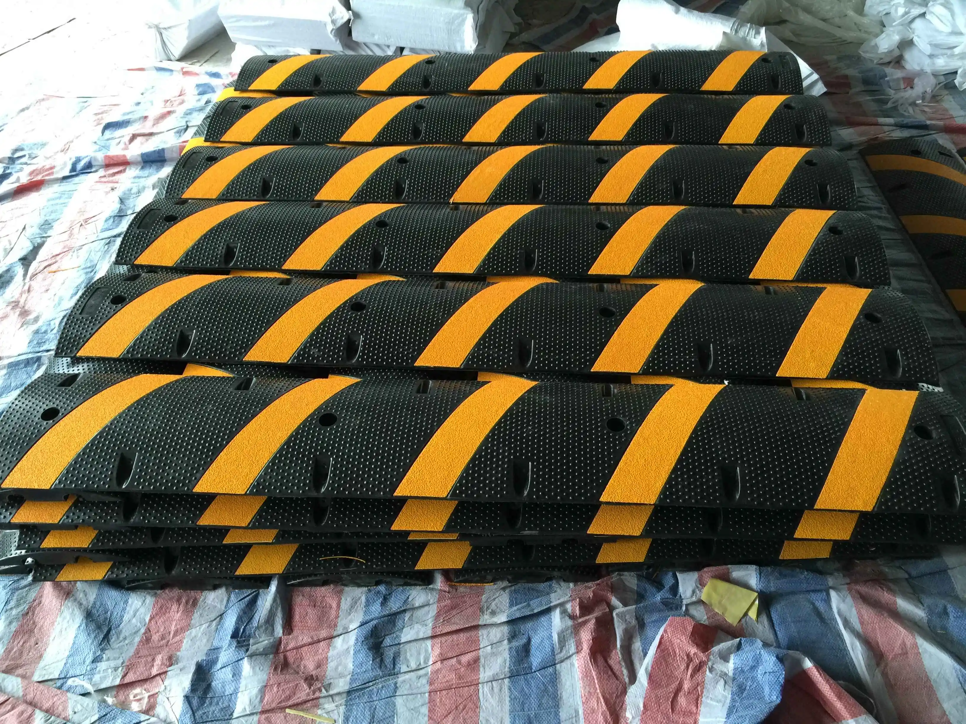 Road safety yellow and black rubber speed breaker hump