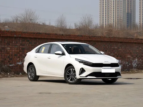 2025 низкая цена Kia K3 1 5 л IVT новый бензиновый автомобиль 0 км большой космос LHD седан в наличии новые автомобили