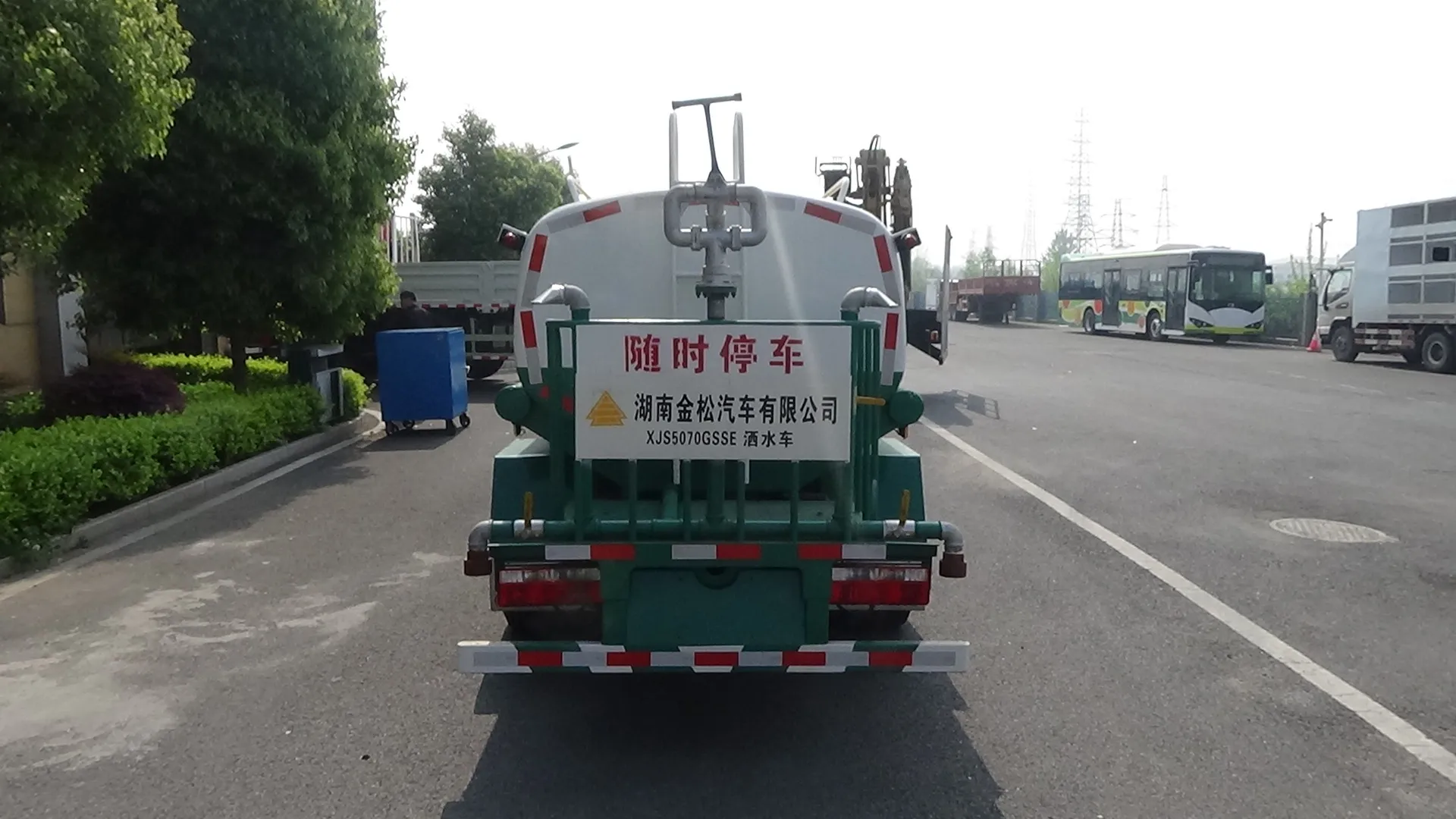 Hot sale 4000 liters tank car watering car Urban sanitation vehicle, Road greening sprinkler