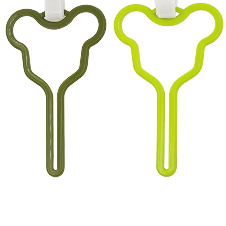 Best sell  Portable Hands Free Pet  Poop Bag Dispenser Accessory  Hands-free Poop Bag Carrier clip