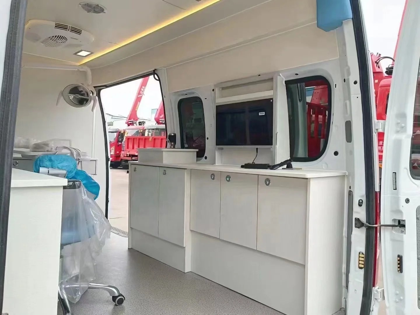 Professional Supply Out-of-hospital Medical Care Van Medically Equipped Ambulance cars