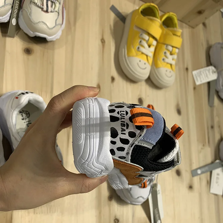 Готово к отправке, небольшое количество для минимального заказа красочные 2020 спортивная обувь на мягкой резиновой подошвой для игр на открытом воздухе из натуральной кожи От 1 до 4 лет детская повседневная обувь