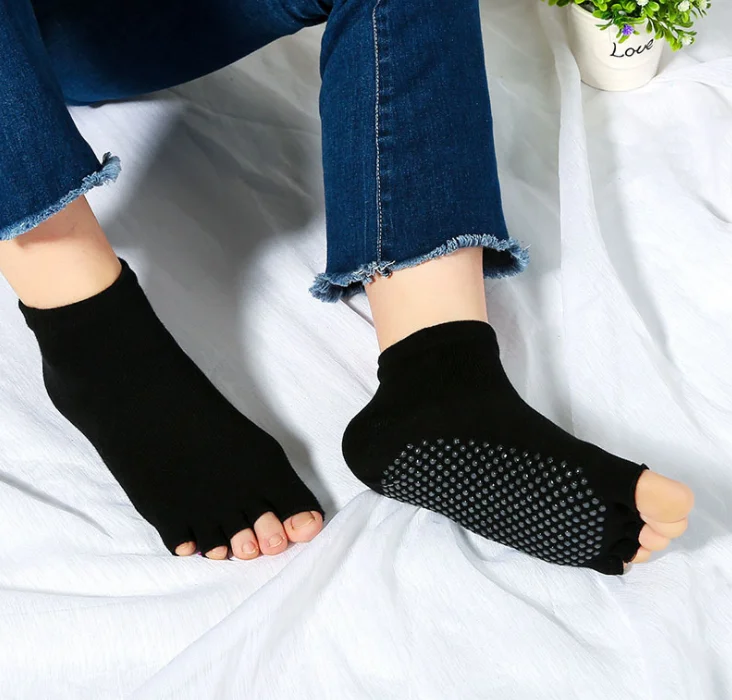 2022 New Women Custom Anti Slip Five Finger Pilates Yoga Socks With Grips Non Slip Yoga Socks Yoga Grip Socks