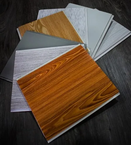 Потолок и настенная панель из ПВХ под дерево