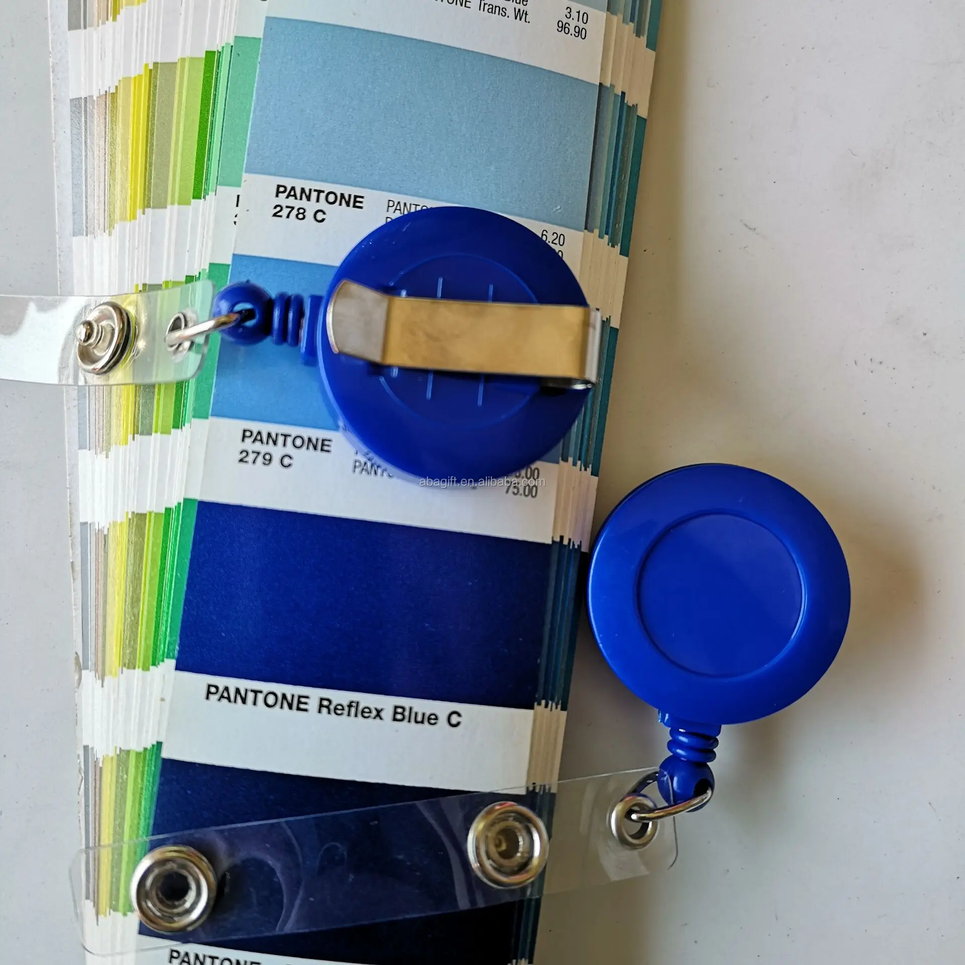 Прозрачный синий значок с катушкой с индивидуальным цветом pantone Reflex blue C