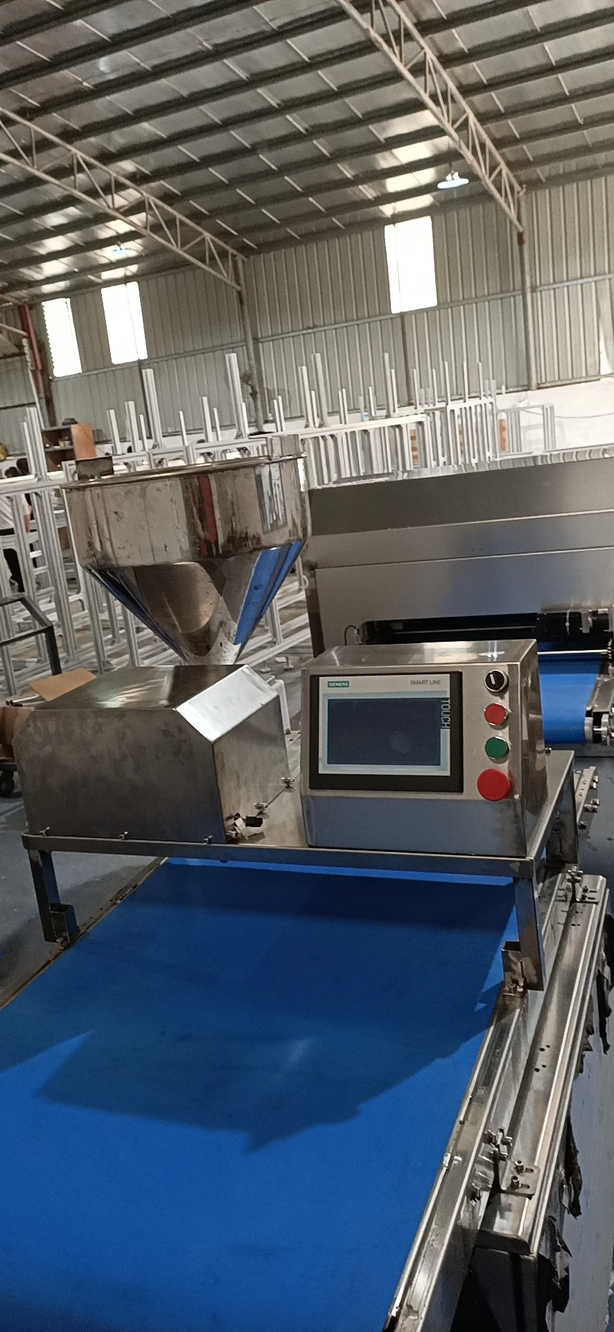 Automatic swiss roll cake making chocolate spreading spreader rolling