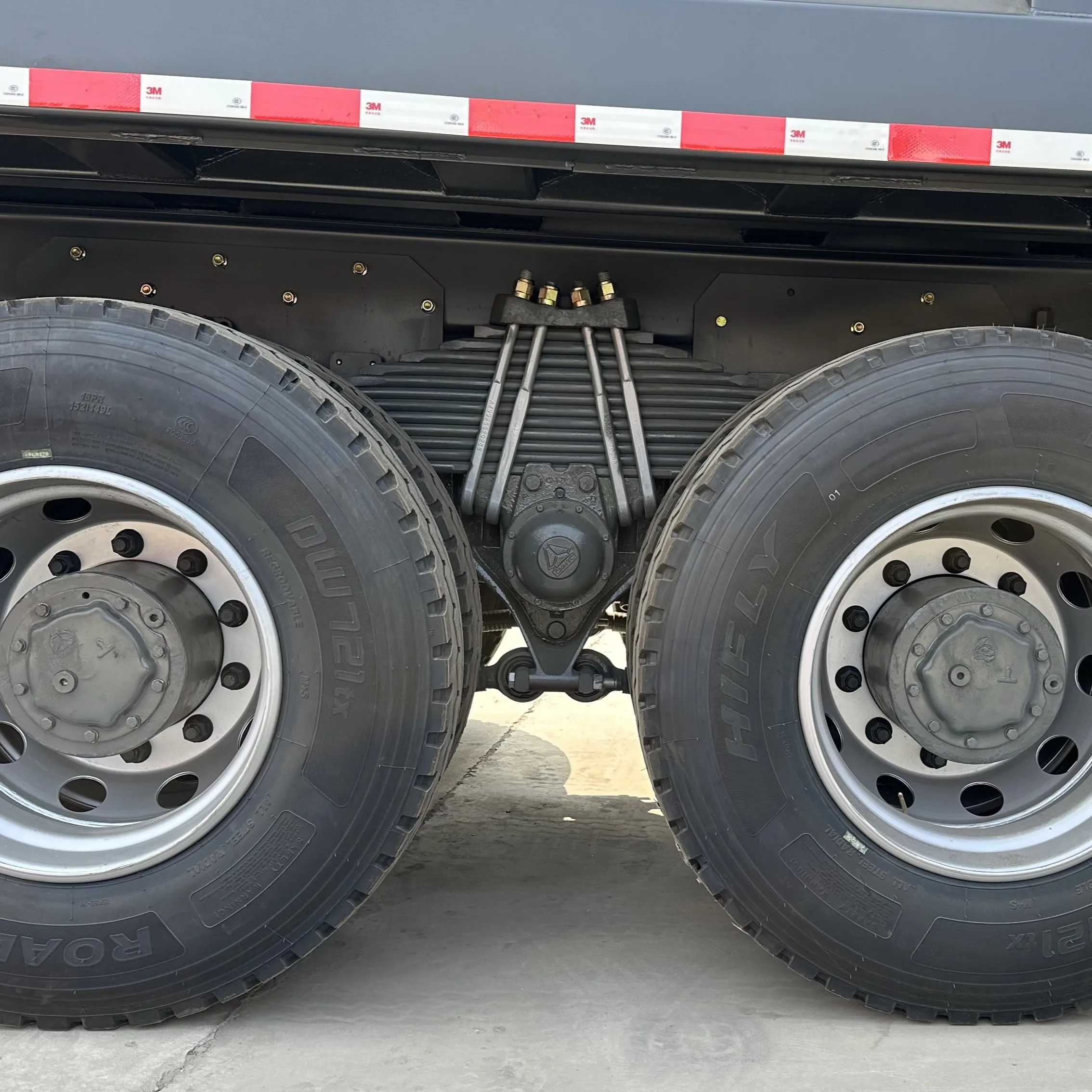 New 6x4 Diesel Tractor Truck with 450HP Left Steering Euro 3 Emission Standard Manual Transmission Weichai Engine