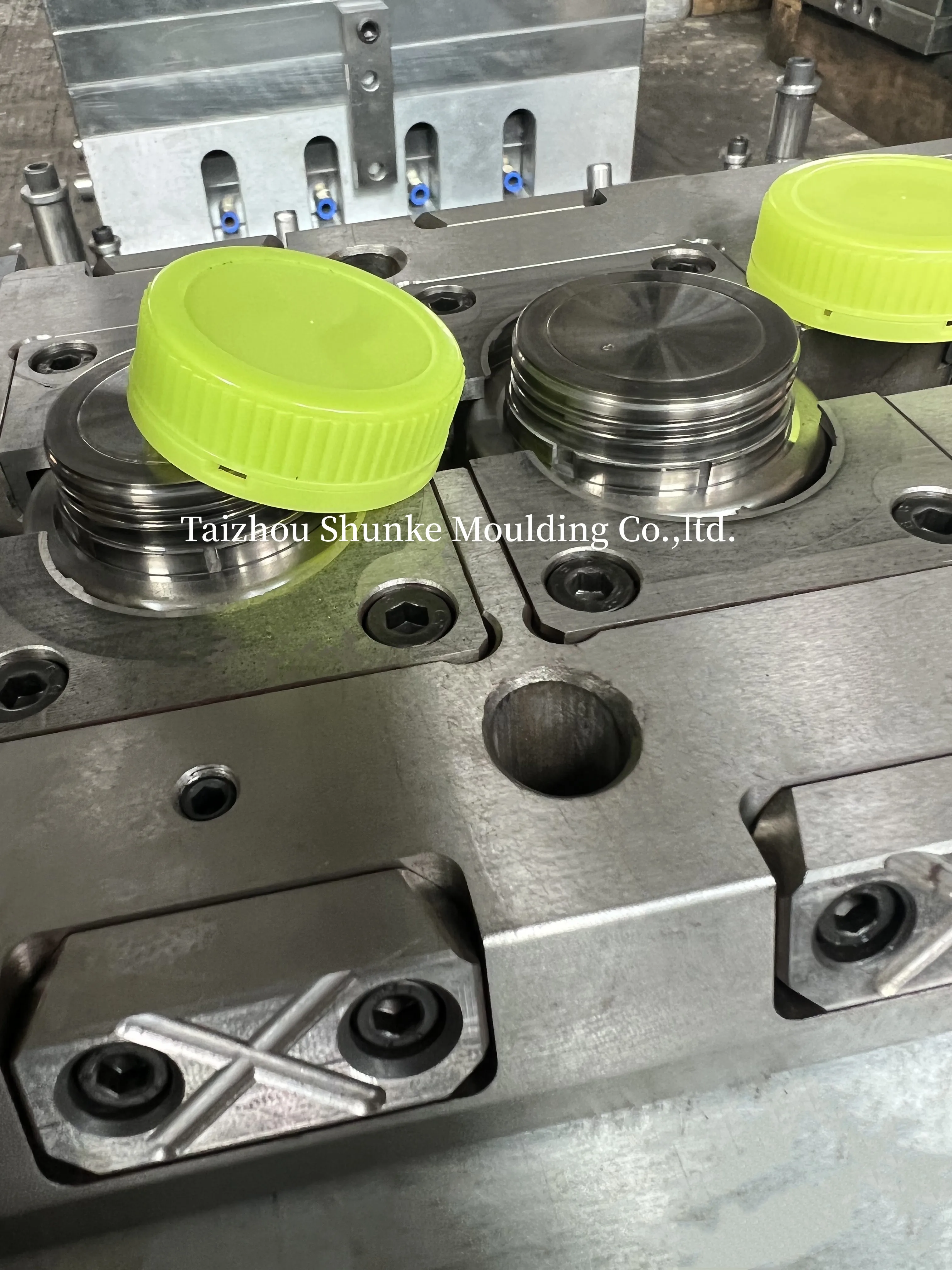 mold makers manufacturer plastic injection mold  lubricant engine oil cap injection mold