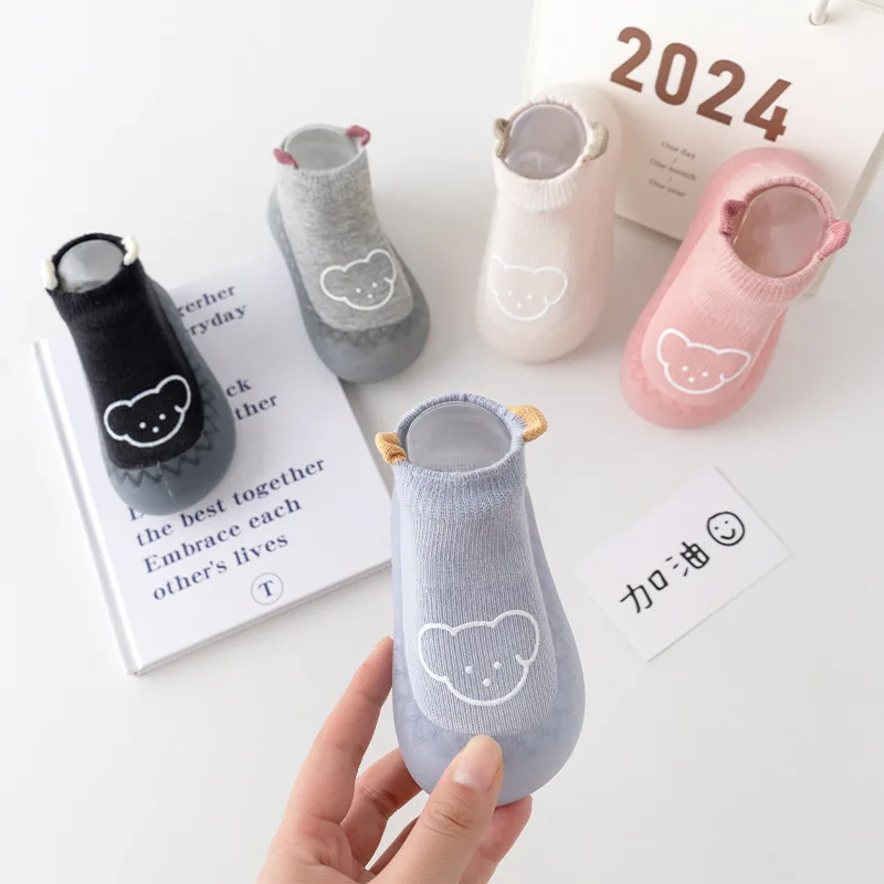 Cute soft-soled, non-slip, breathable shoes for baby to learn to walk in spring and autumn