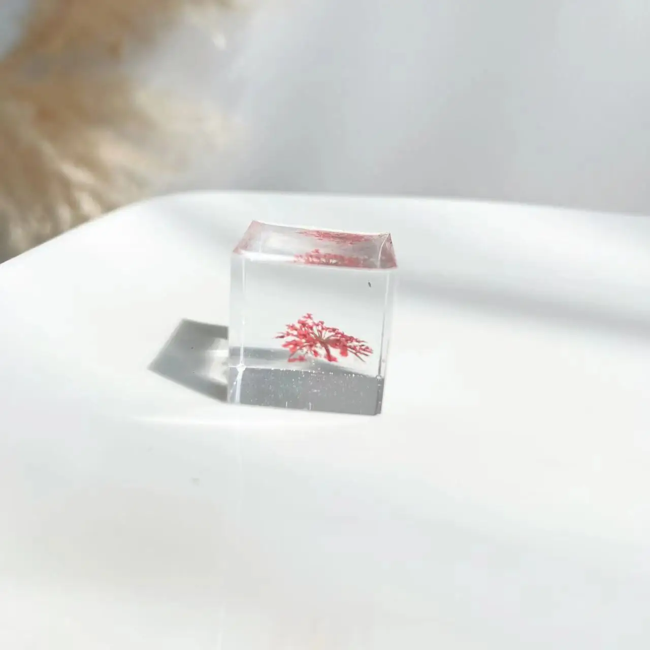 Resin Figurine Flower Decorations Handcrafted Real Preserved Flower In Resin Transparent Cube For Home Decoration