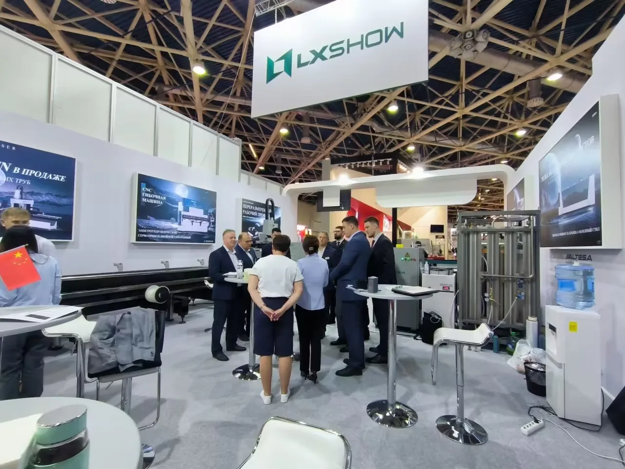 2000W Metal Fiber Laser Cutting Machine For Stainless Steel Pipe Metal Tube Laser Cutting Machine Price