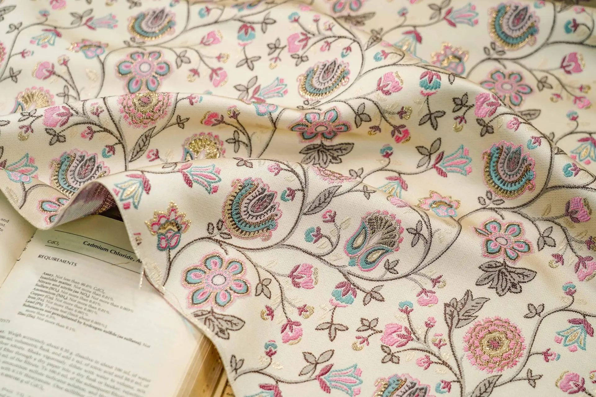 New Arrival 2024 Textile Fabric Quality 3D Jacquard Elegant Flowers 100% Polyester Brocade Fabric for Dress