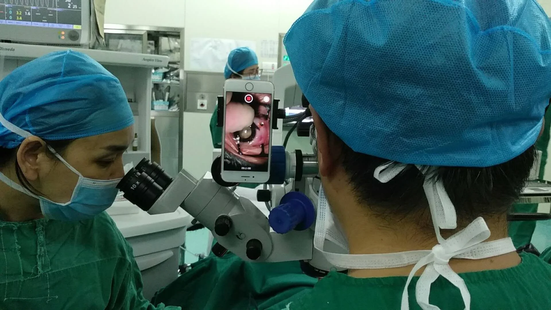 8K Smartphone Video Adapter for Surgical Microscopes and Slit Lamps