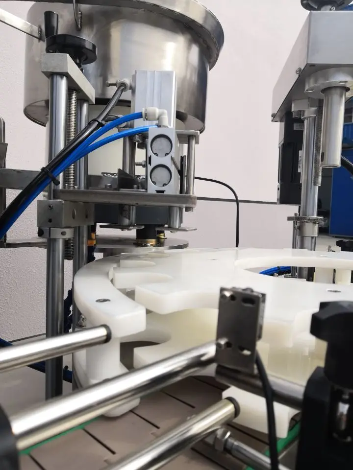 High precision oral liquid / syrup liquid pump filling capping machine