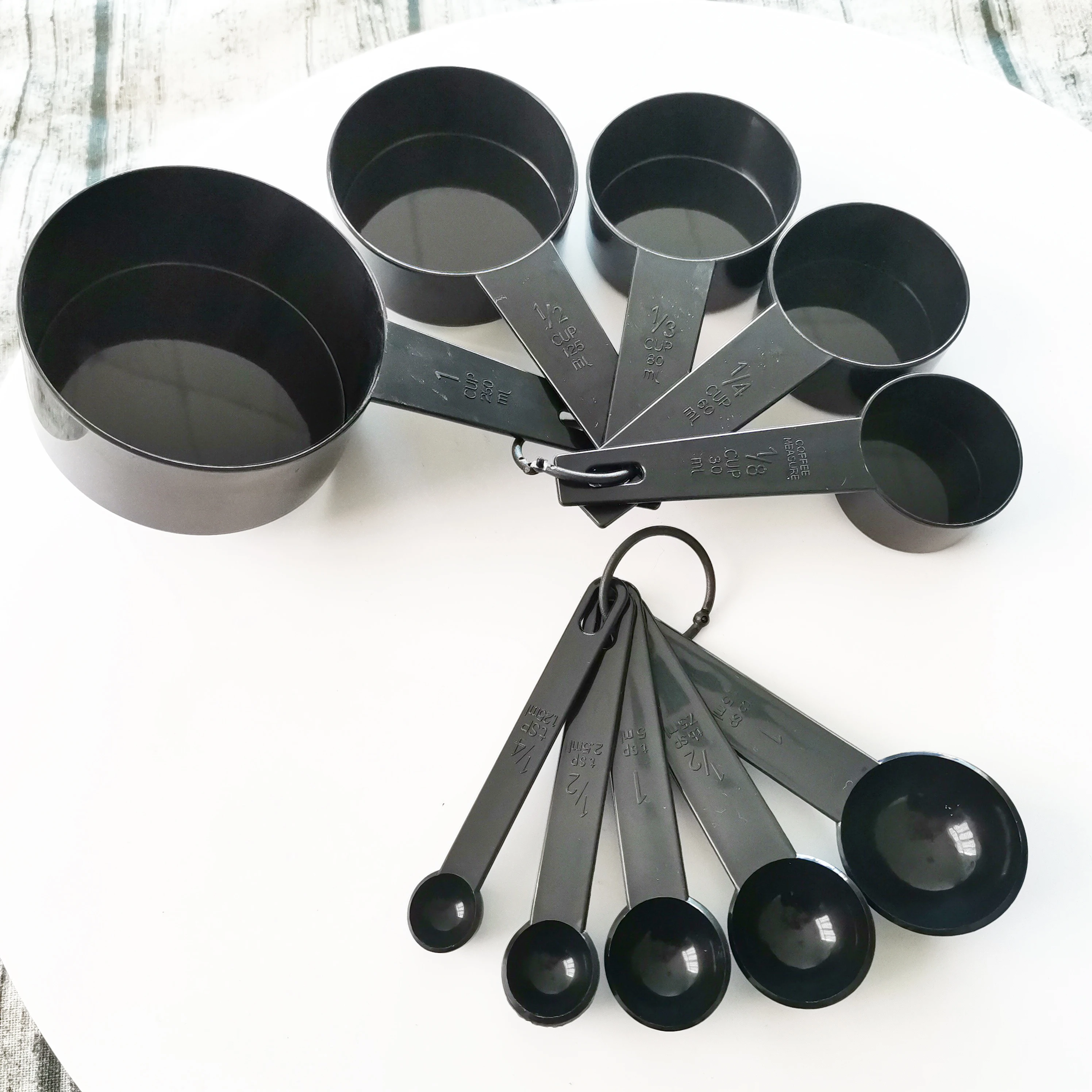 wholesale kitchen 5 pieces black plastic tea coffee scoop measuring cups and spoons set