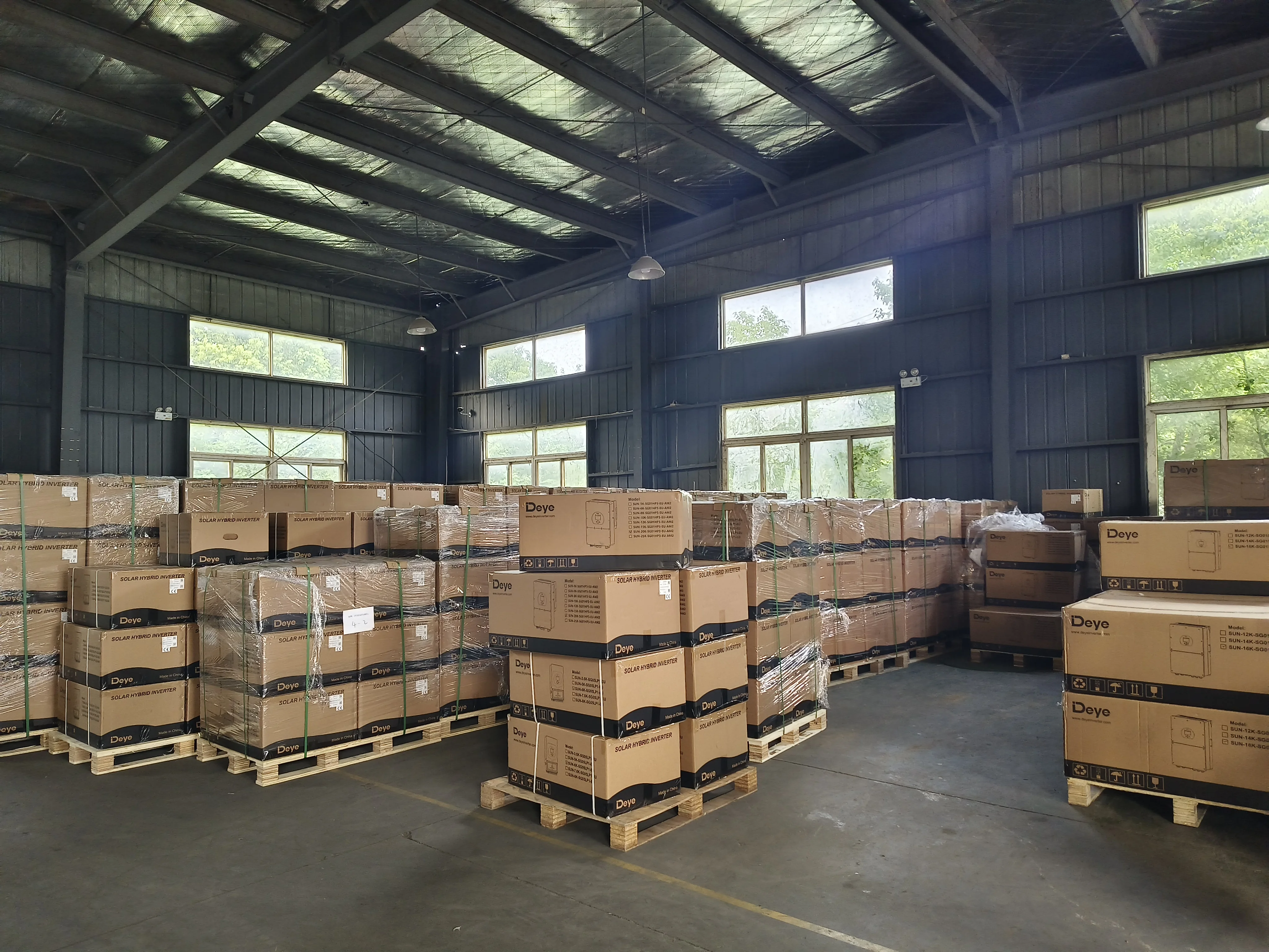 DEYE 14kw 15kw 16kw 18kw 20kw SUN-20K-SG05LP3-EU-SM2 Deye New Model of Hybrid Voltage in Hot Sale