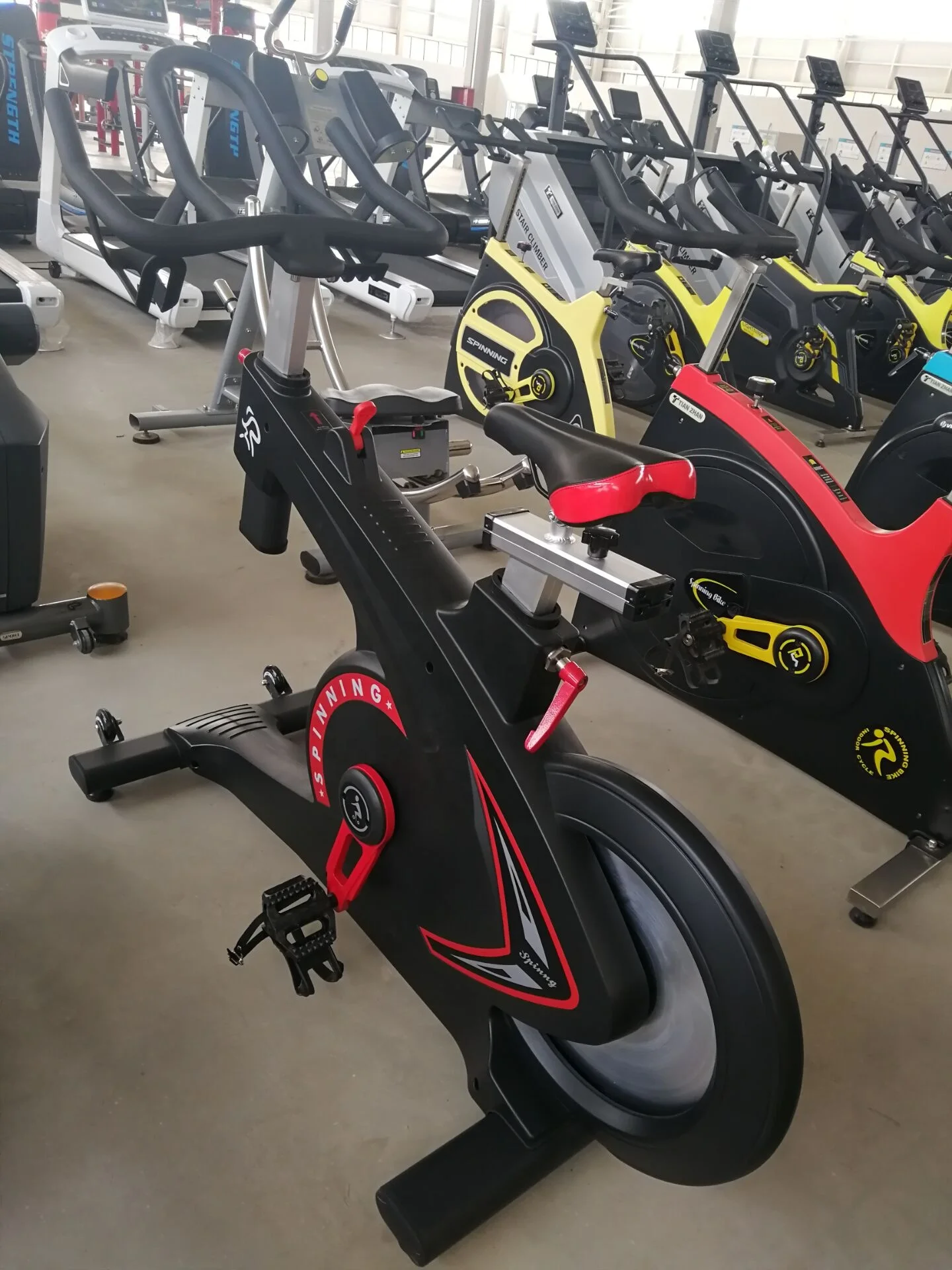 Precision-Engineered Commercial Magnetic Spinning Bike Enhanced Training Outcomes TZ-7036