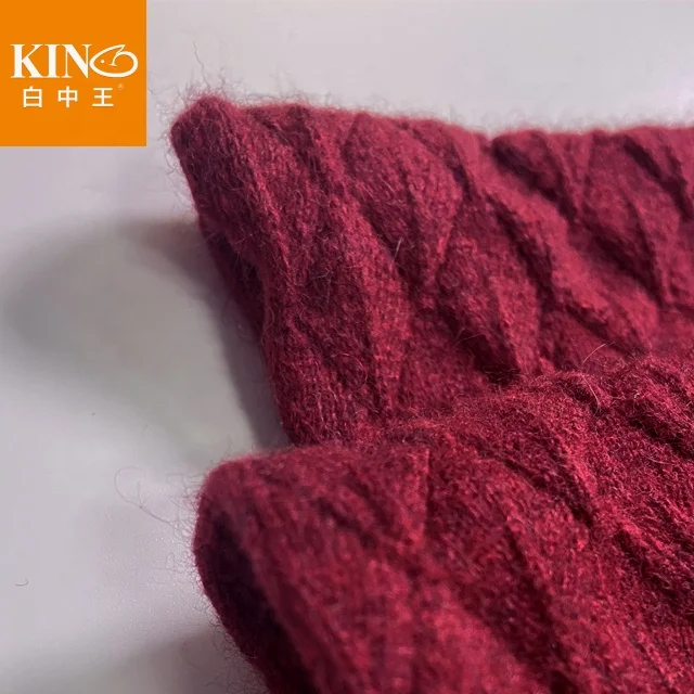 High quality milk raccoon wool blended yarn and hand knitted DIY medium thick wool yarn mink