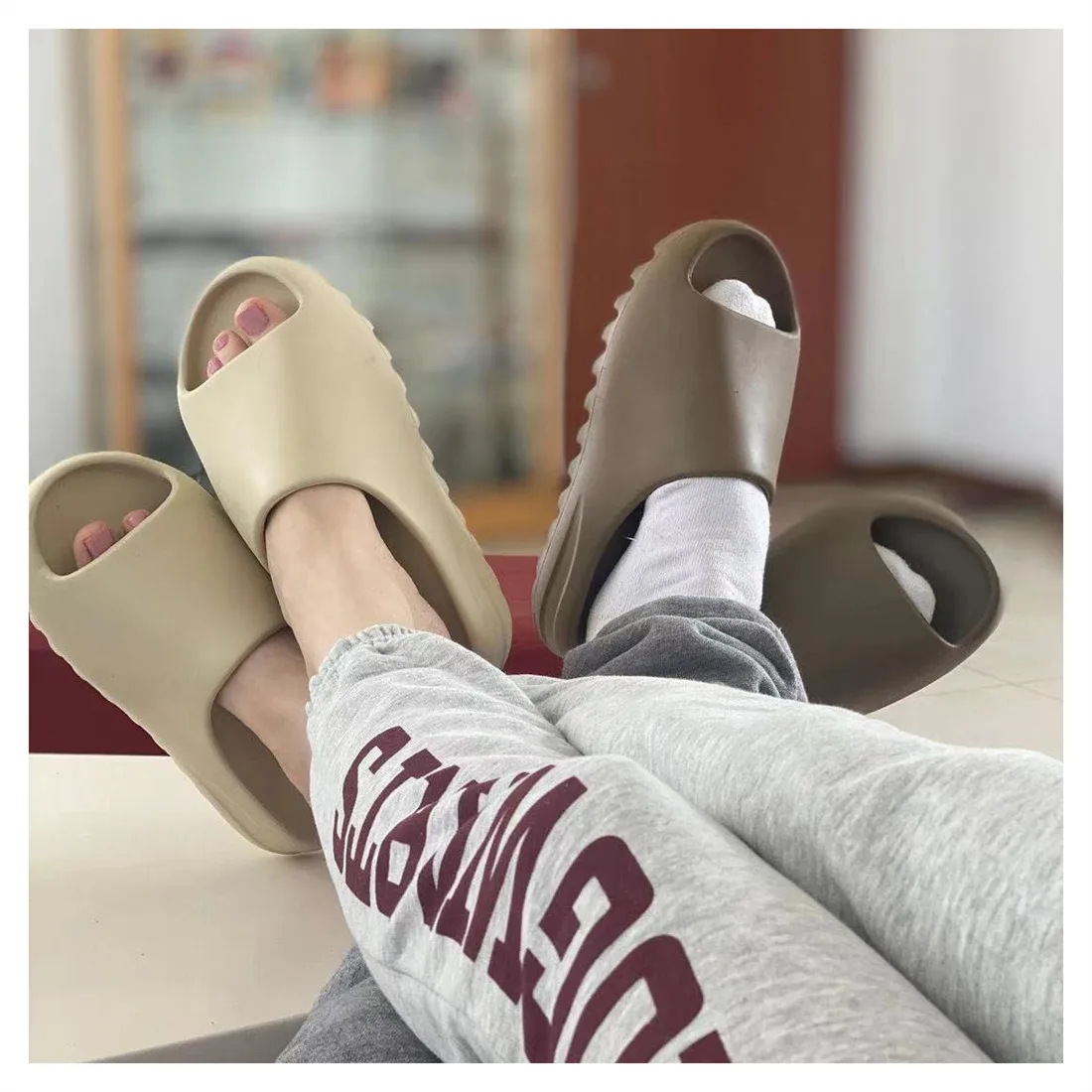 
Original 2021 Yeezy Slides Bone Custom Printing Logo Colorful Yeezy Slides Men EVA PVC Brown Yeezy Slides 