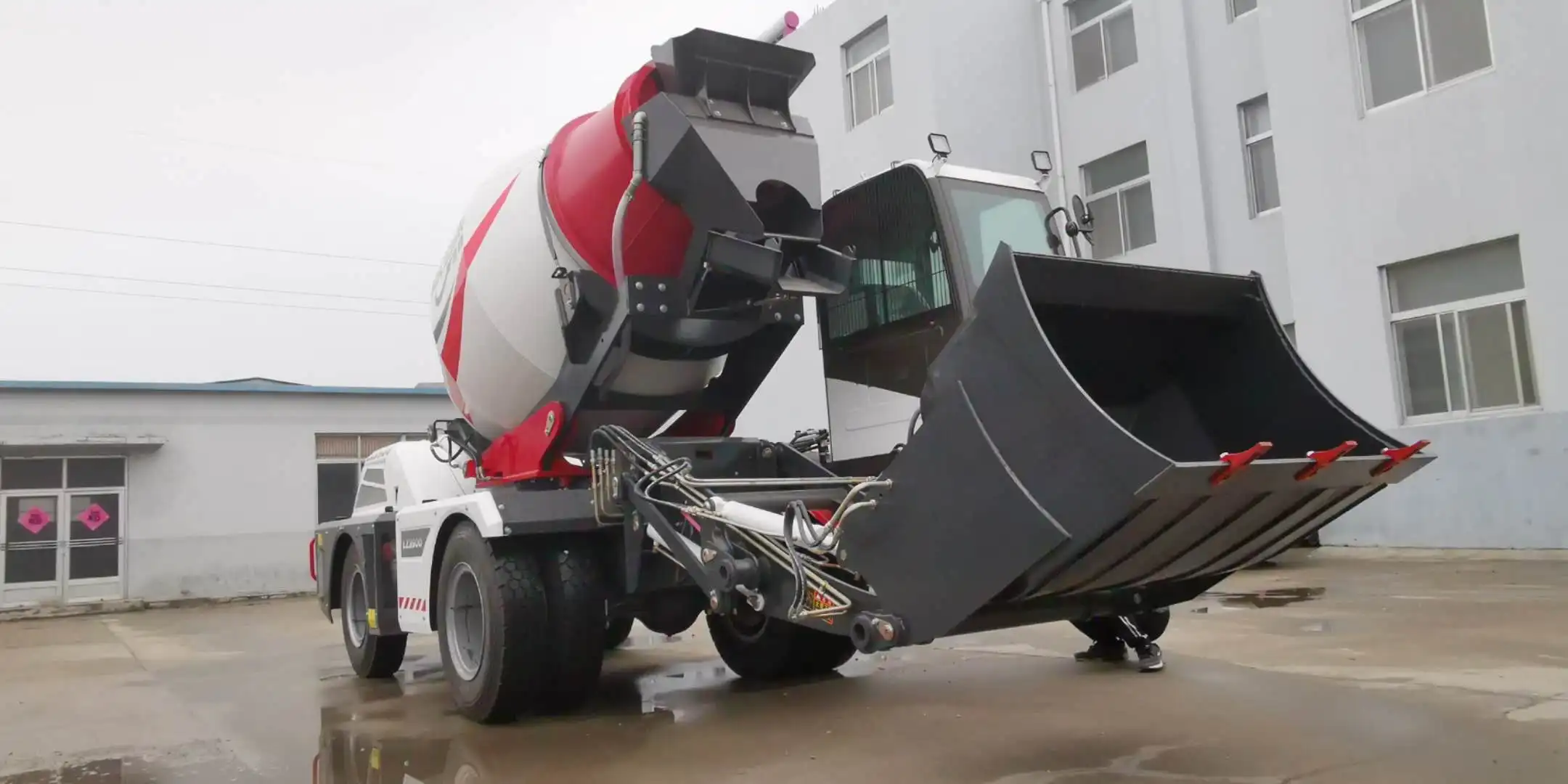 luzun professional factory 3.5cbm new design cheap price self-feeding mobile multi-function concrete mixer machine