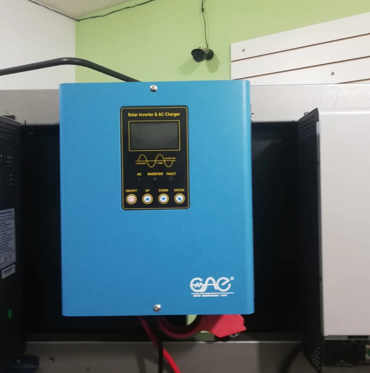 High transfer efficiency 1200w Solar Inverter 1.2kW 12V 24V Low Frequency off Grid hybrid Solar Inverter