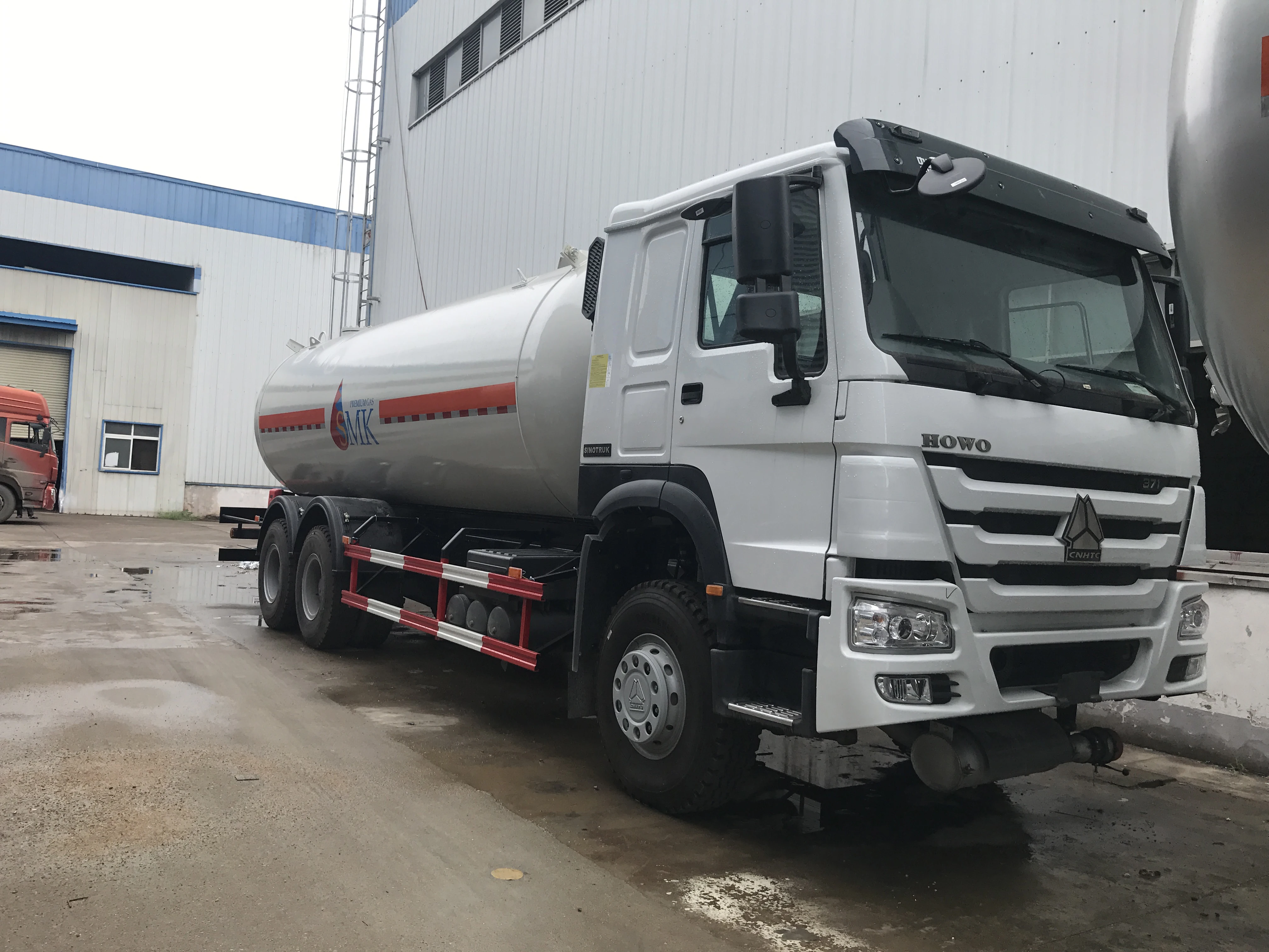 Газовый грузовик HOWO 6*4 ЛД 25000 литр 25 куб. См