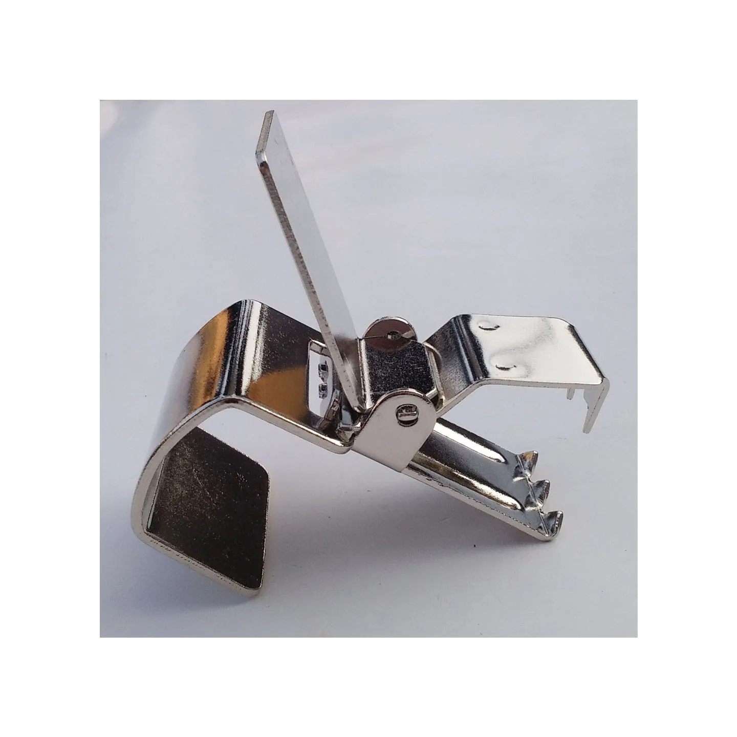 Factory Wholesale Cheap Metal Custom Display Carpet and Rugs Hanging Clips