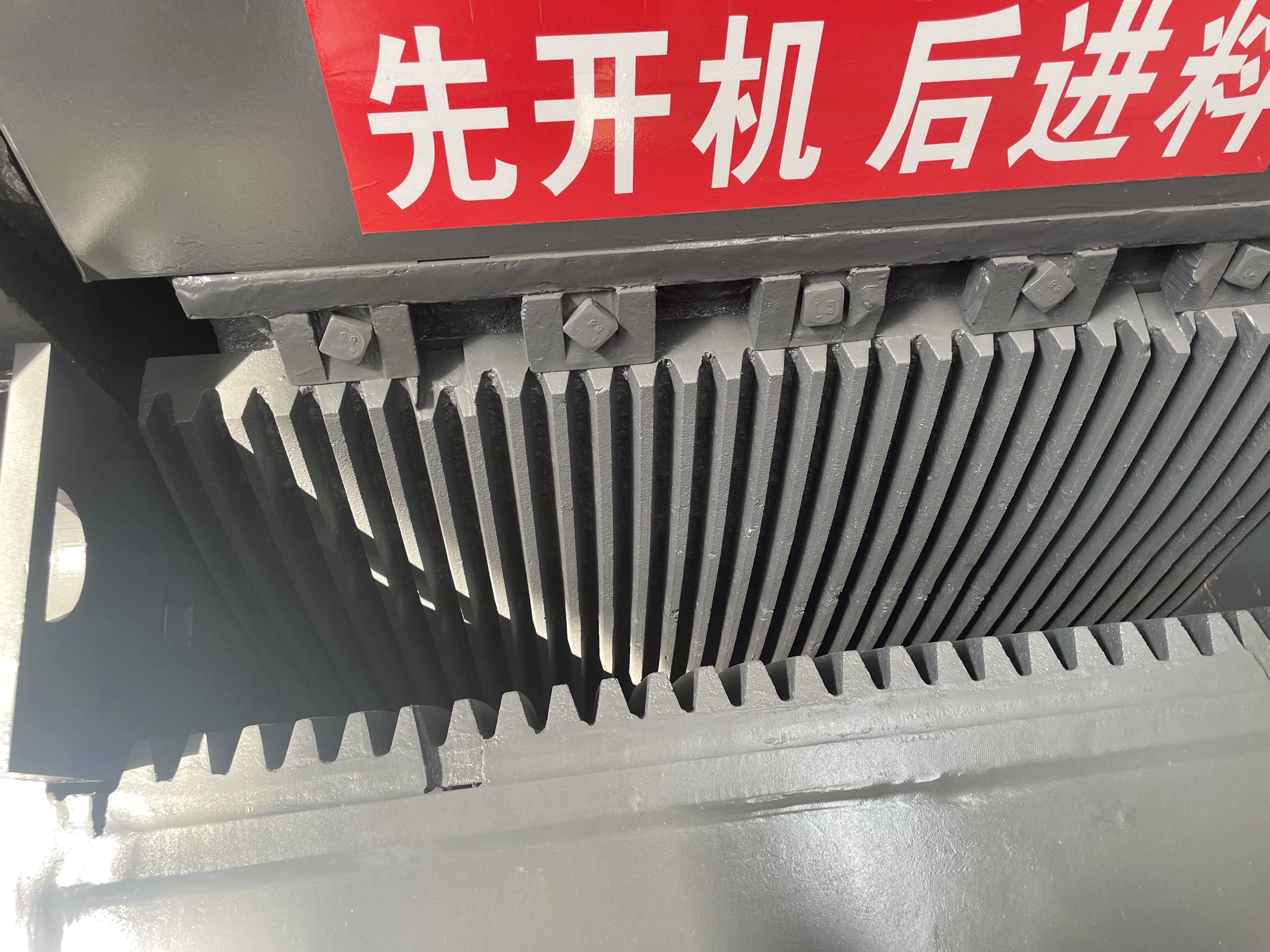 Jaw crusher coarse breaking fine breaking machine pebble granite stone crusher high hardness stone