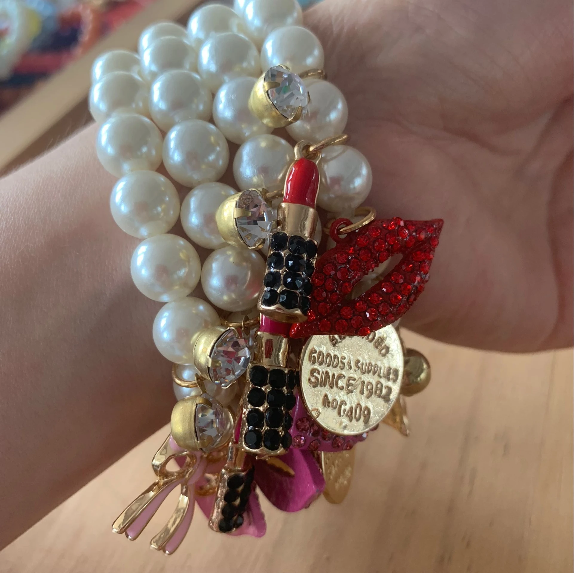 young girl fashion lips charm pearl bracelets custom logo label charm pearl bead bracelet fashion designer charm bracelets