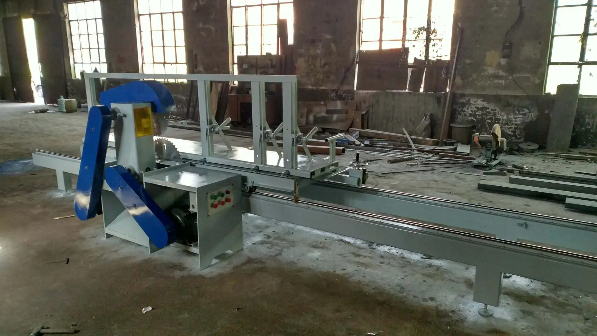 Портативная лесопилка большого диаметра для обработки твердых материалов